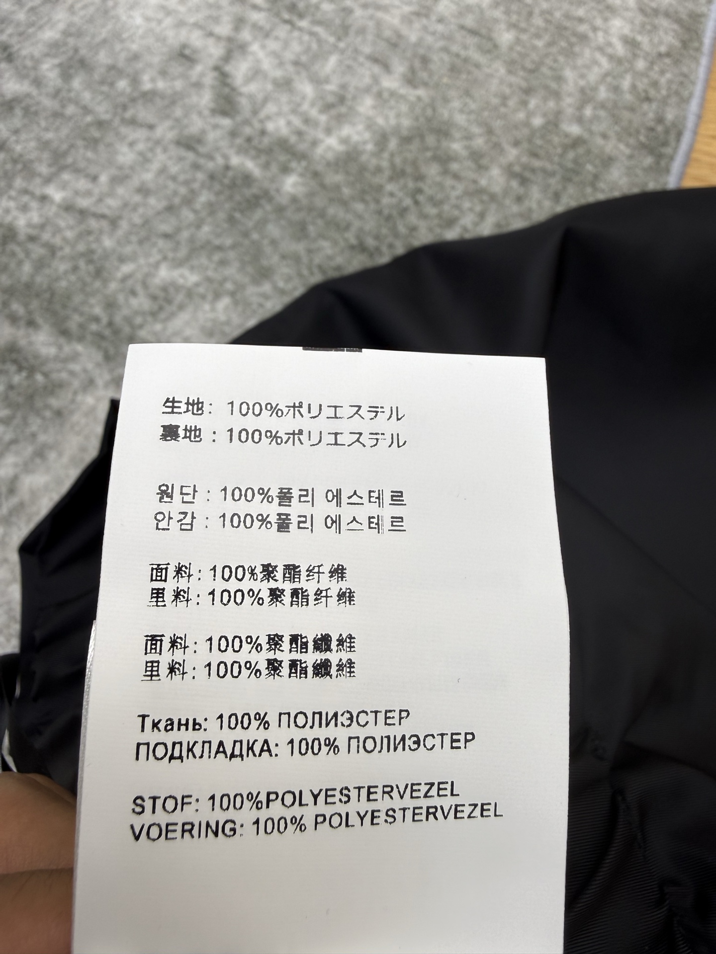 P家26早春尼龙半身裙，松紧高腰+前中拉链设计，利落又藏满细节，三角徽标与侧边织带低调显贵，顺滑尼龙面料