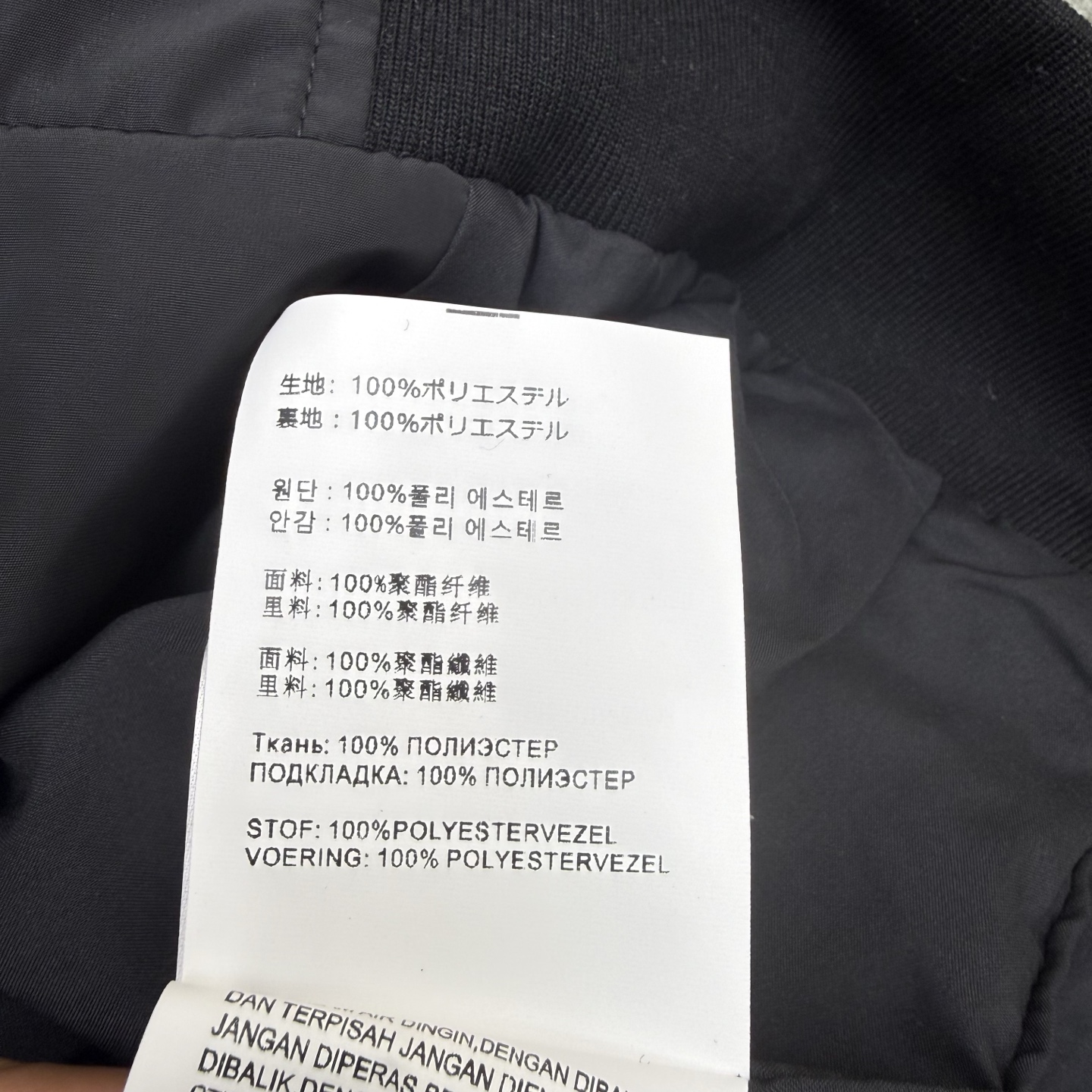 P家26早春尼龙棒球服，经典棒球领+抽绳收腰设计，利落又藏满细节，三角徽标与袖袋拉链低调显贵，顺滑尼龙面