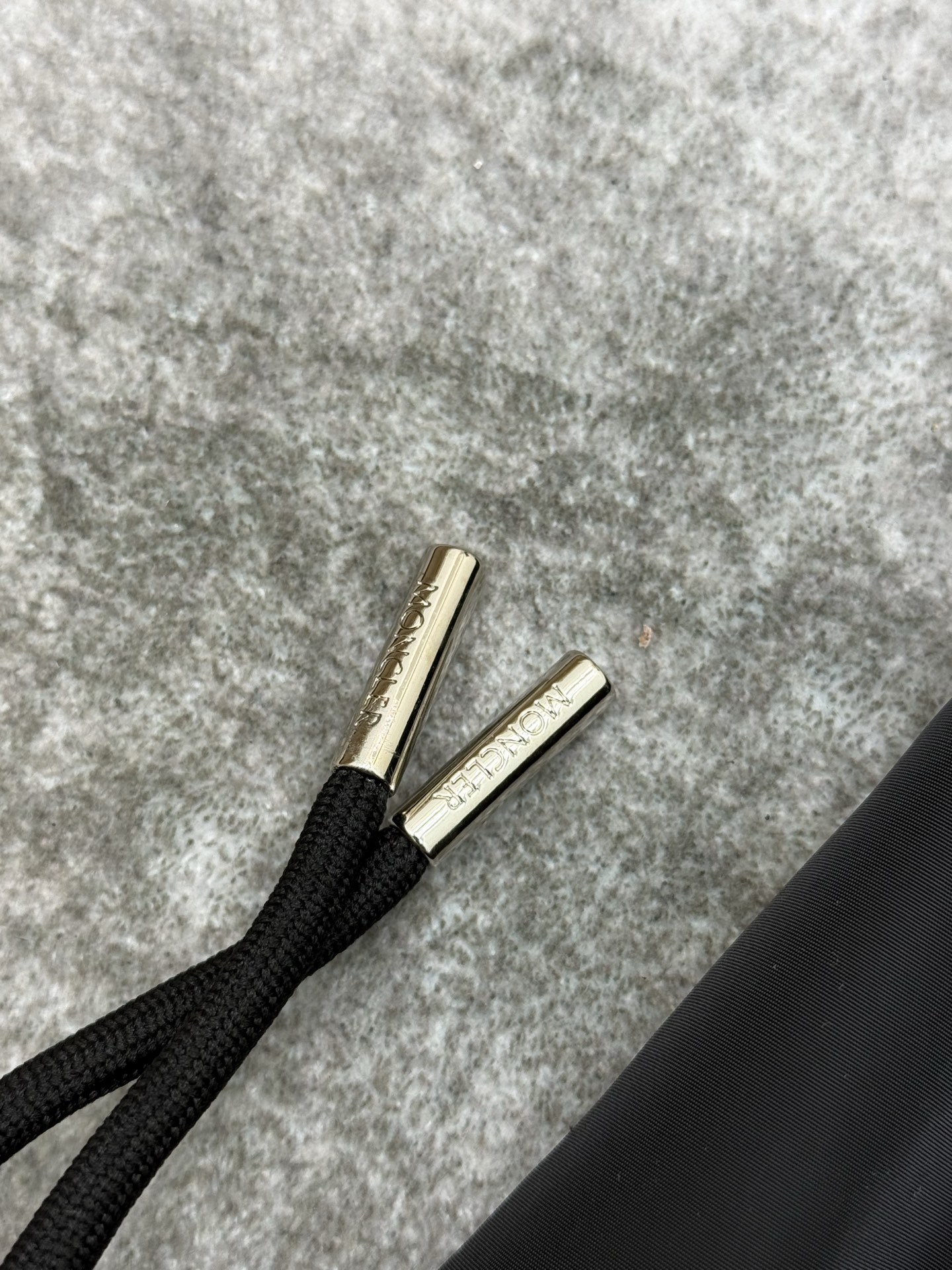 M口家26早春拼接连衣裙，圆领拼接+抽绳收腰蛋糕裙设计，利落又藏满细节，胸前三色徽标低调显贵，顺滑尼龙裙