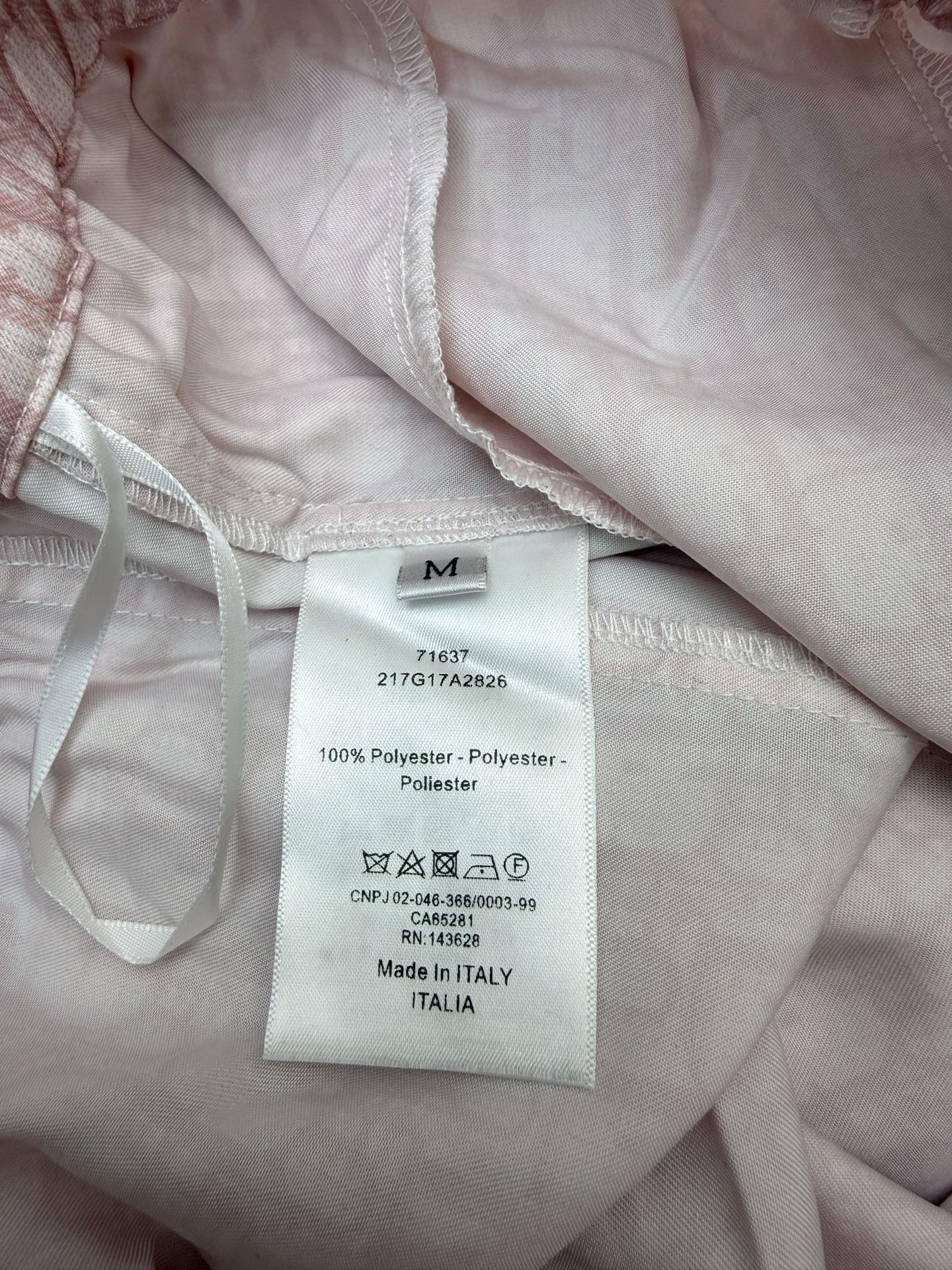 D家26早春老花阔腿裤，经典抽绳腰+侧边撞色条设计，利落又藏满细节，满印老花暗纹低调显贵，顺滑缎面面料自