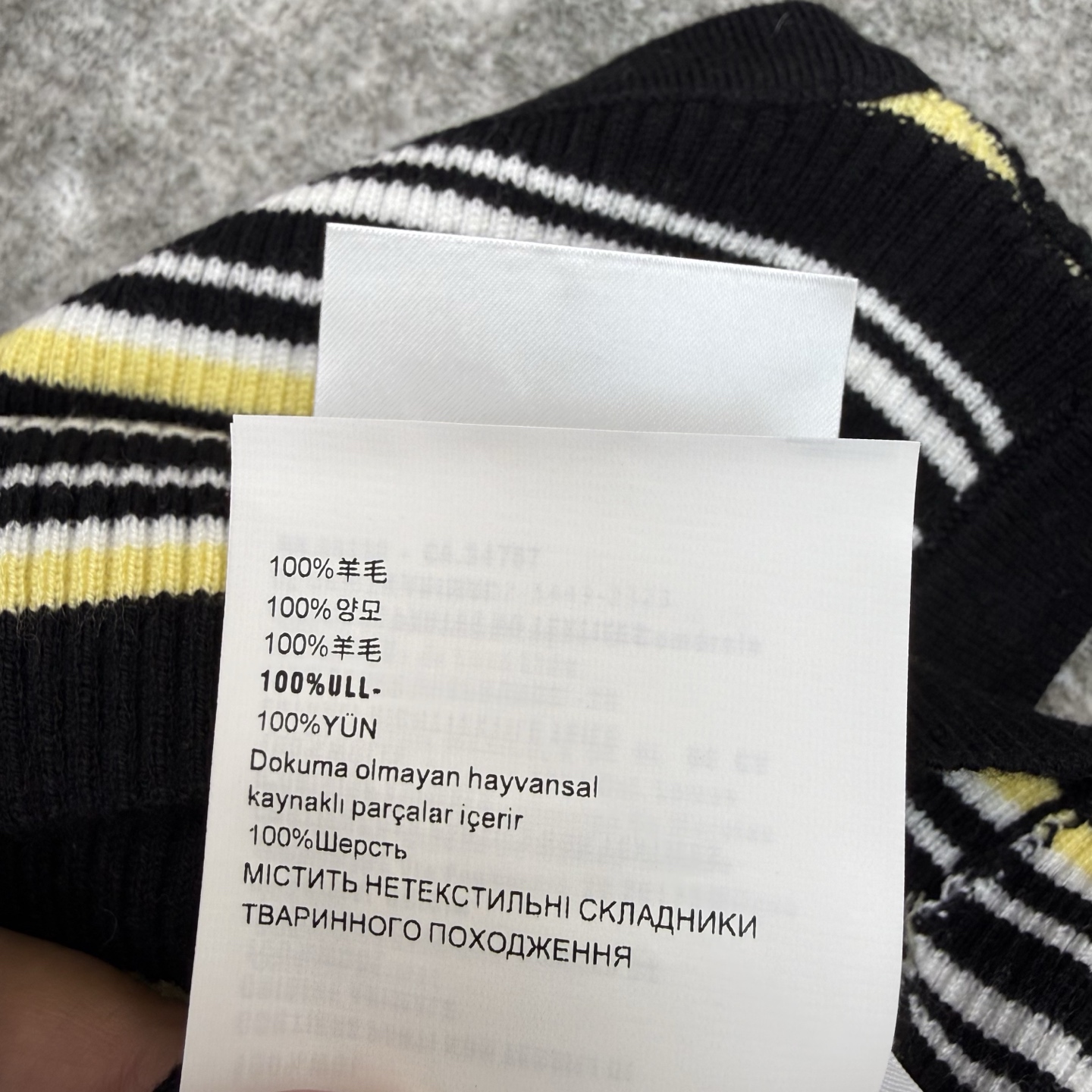 Miu家26早春条纹针织背心，经典圆领+撞色条纹设计，利落又藏满细节，胸口小标低调显贵，软糯针织面料自带