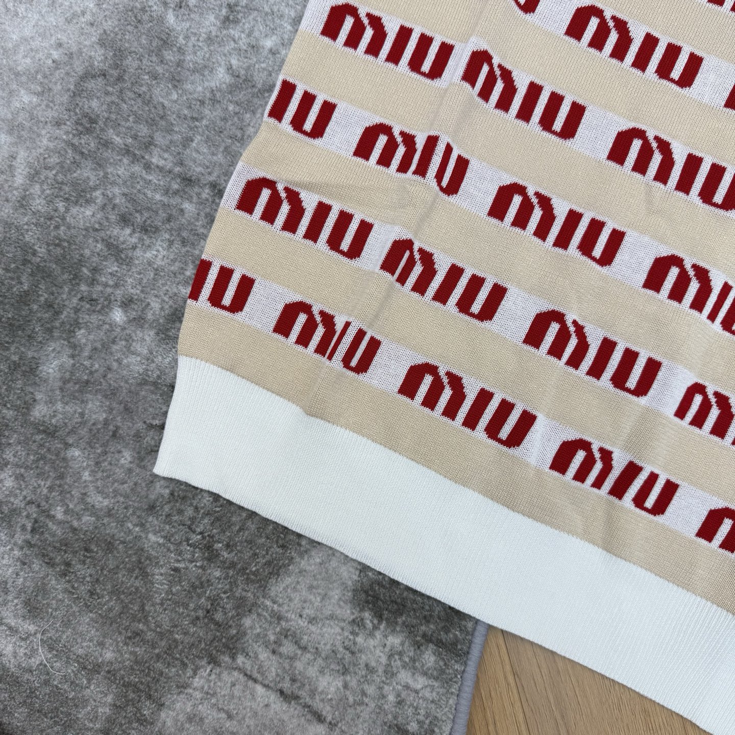 Miu家26早春满印针织短袖，经典圆领+撞色条纹设计，利落又藏满细节，满印字母提花低调显贵，顺滑针织面料