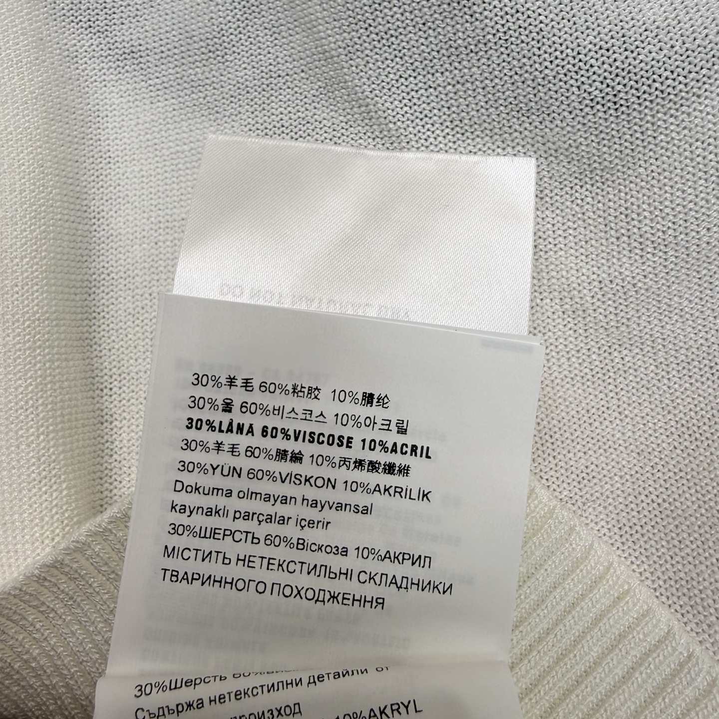Miu家26早春蝴蝶结针织短袖，经典假领+波点蝴蝶结设计，利落又藏满细节，胸口小标低调显贵，软糯针织面料