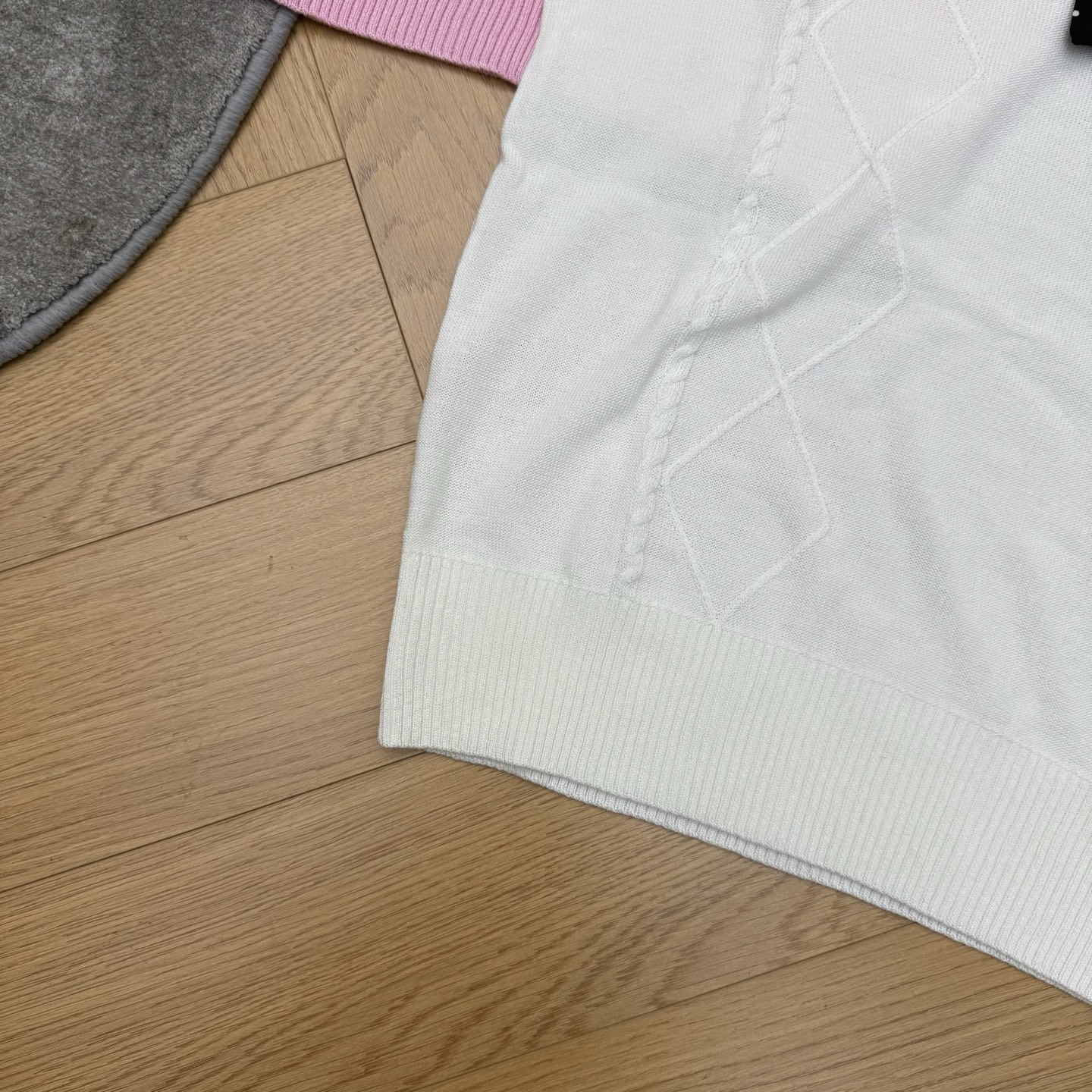 Miu家26早春蝴蝶结针织短袖，经典假领+波点蝴蝶结设计，利落又藏满细节，胸口小标低调显贵，软糯针织面料
