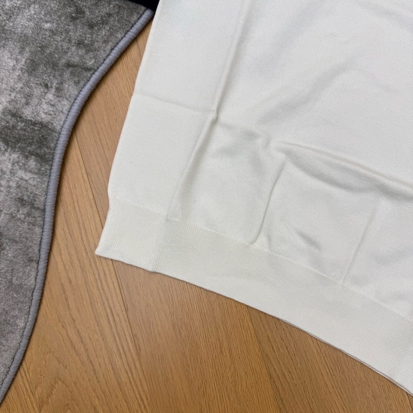 Miu家26早春娃娃领针织短袖，经典条纹娃娃领+单口袋设计，利落又藏满细节，胸口小标低调显贵，顺滑针织面