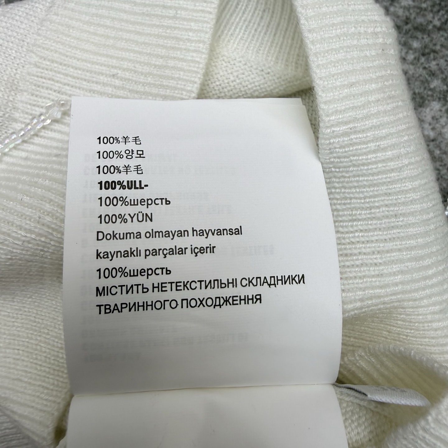 Miu家26早春亮片钉珠背心，经典圆领+重工钉珠设计，利落又藏满细节，胸口小标低调显贵，软糯针织面料自带