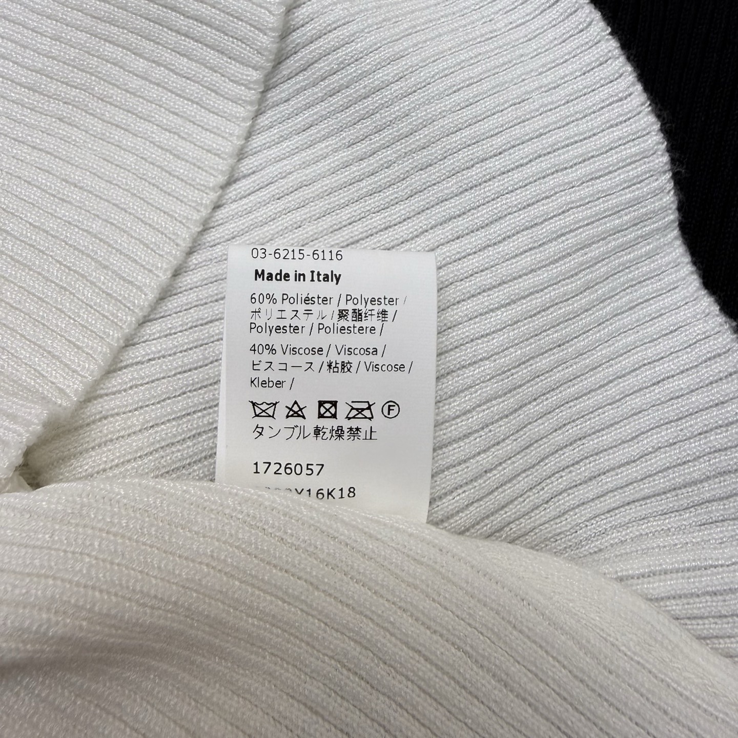Lo*we家26早春撞色针织背心，经典圆领+撞色滚边设计，利落又藏满细节，胸口刺绣标识低调显贵，坑条针织