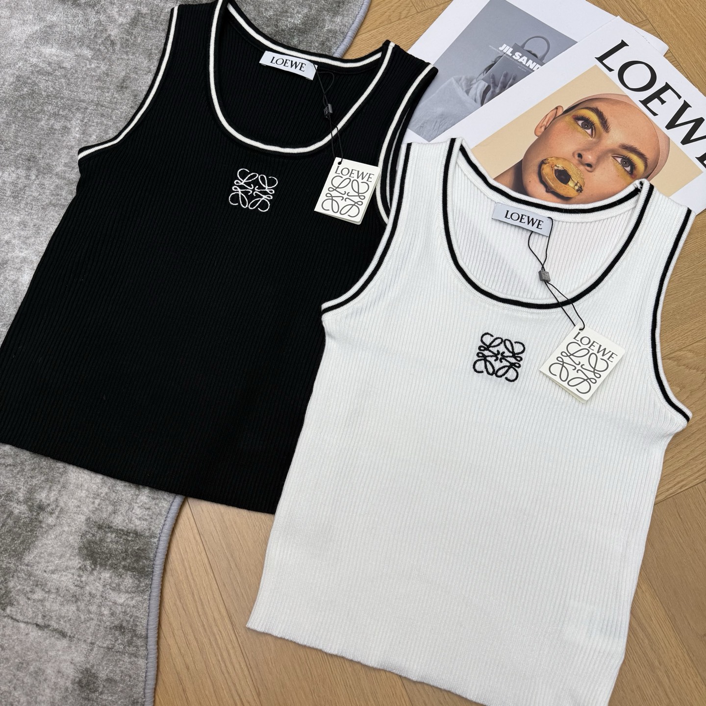 Lo*we家26早春撞色针织背心，经典圆领+撞色滚边设计，利落又藏满细节，胸口刺绣标识低调显贵，坑条针织