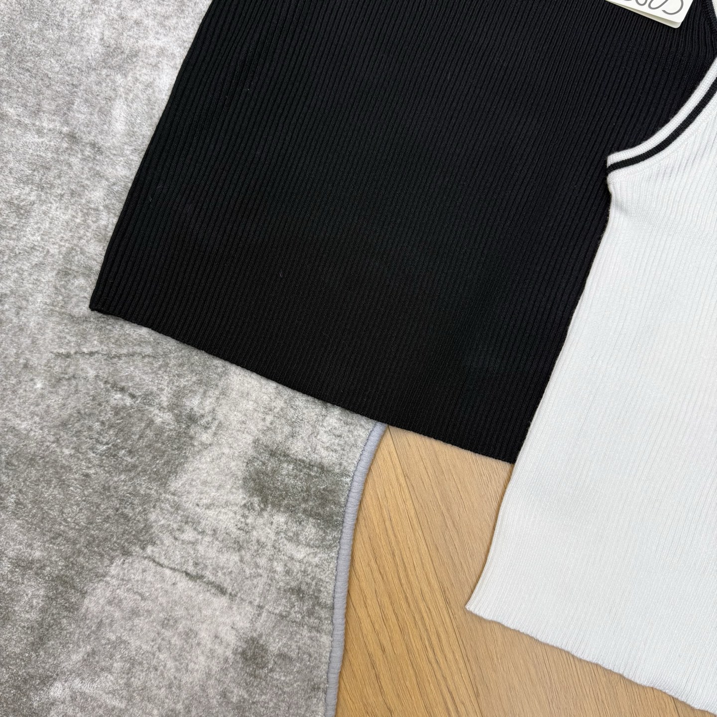 Lo*we家26早春撞色针织背心，经典圆领+撞色滚边设计，利落又藏满细节，胸口刺绣标识低调显贵，坑条针织