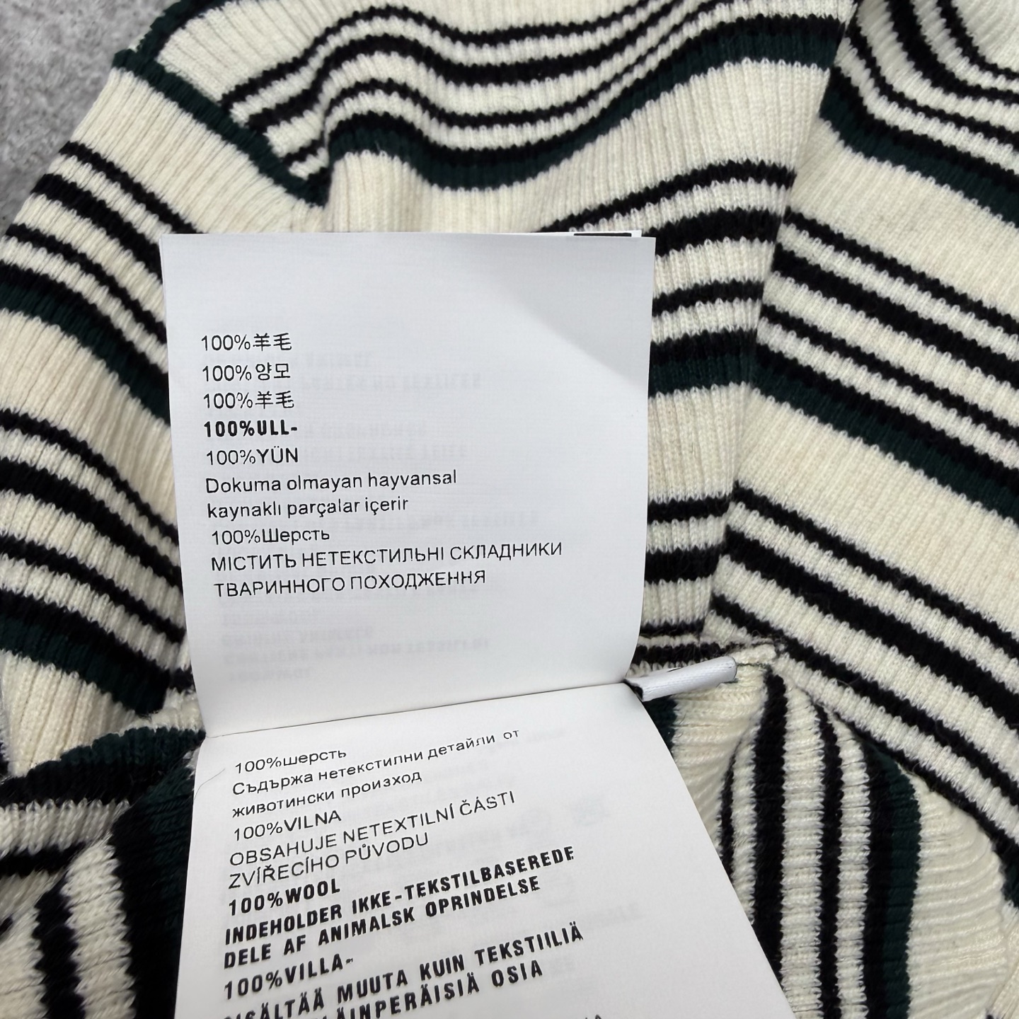 Miu家26早春条纹针织短袖，经典圆领+半开扣设计，利落又藏满细节，胸口小标低调显贵，软糯针织面料自带慵