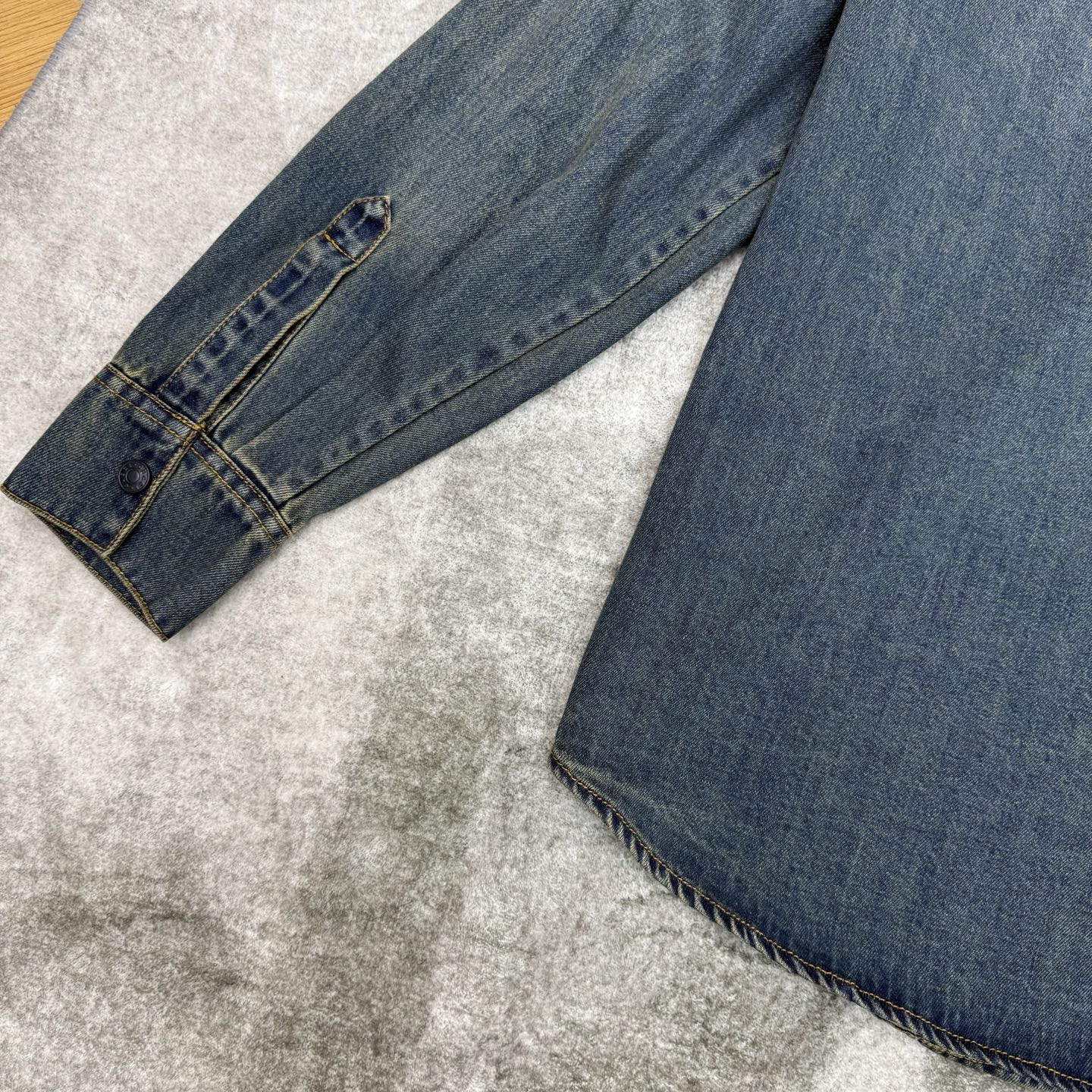 G家 26春夏新款 复古牛仔衬衫 水洗棉丹宁材质复古廓形设计 胸前品牌徽章刺绣超有辨识度 整体宽松剪裁 