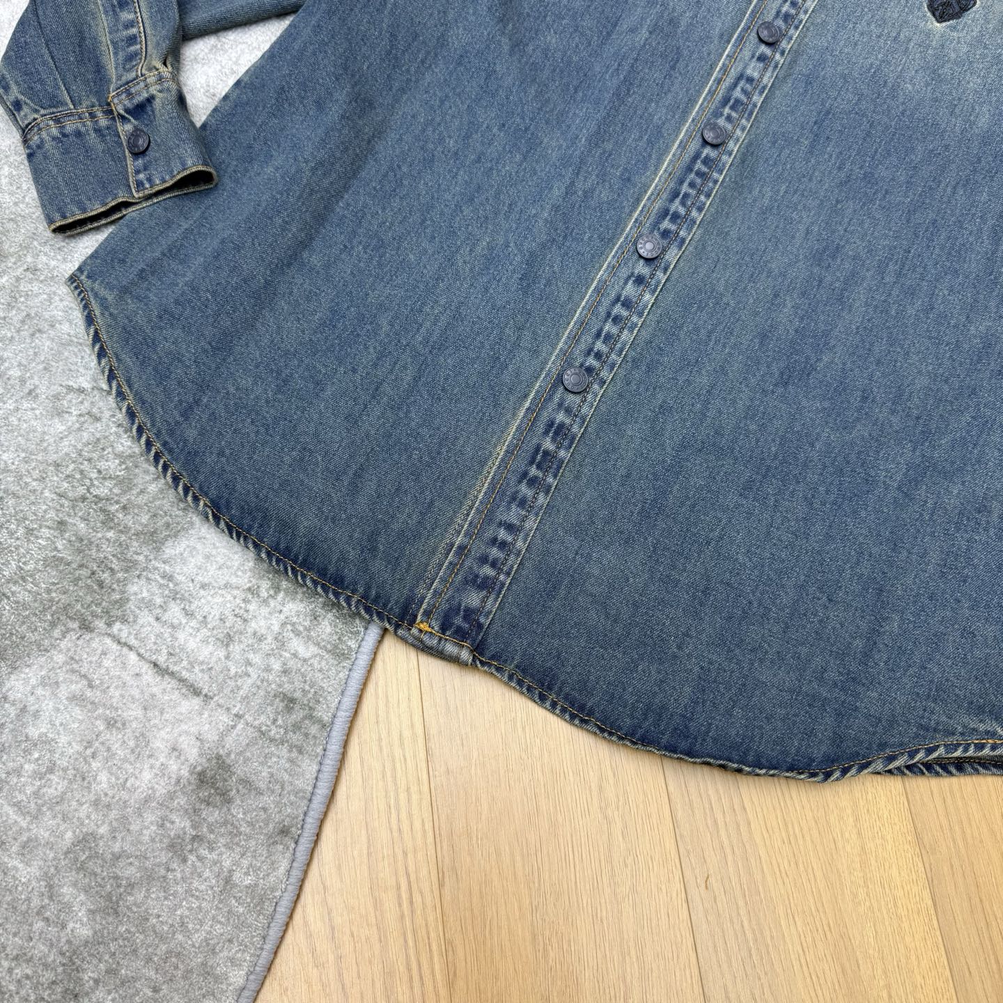 G家 26春夏新款 复古牛仔衬衫 水洗棉丹宁材质复古廓形设计 胸前品牌徽章刺绣超有辨识度 整体宽松剪裁 