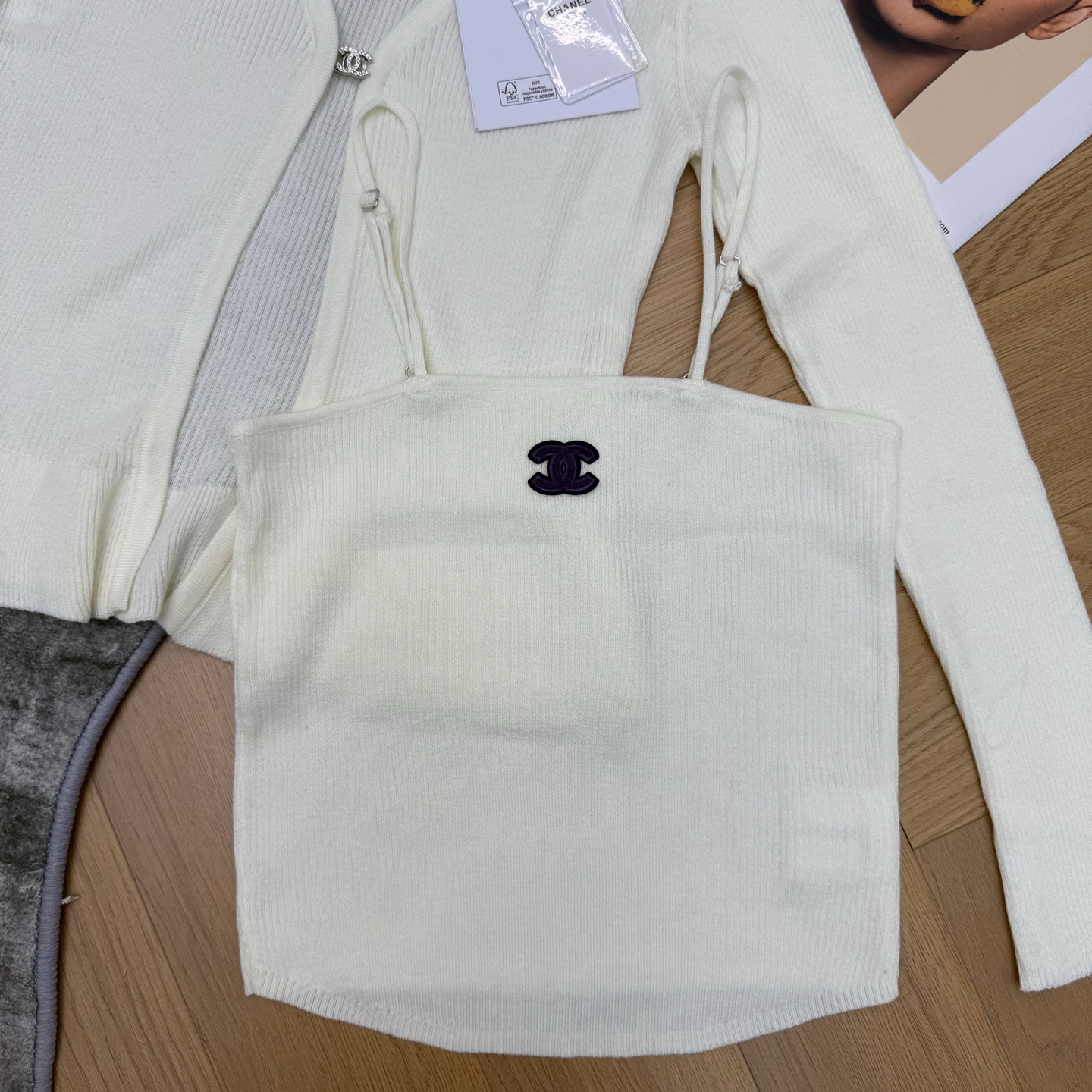 小香26早春针织两件套，经典V领开衫+同系列吊带设计，利落又藏满细节，细腻坑条肌理低调显贵，软糯针织面料