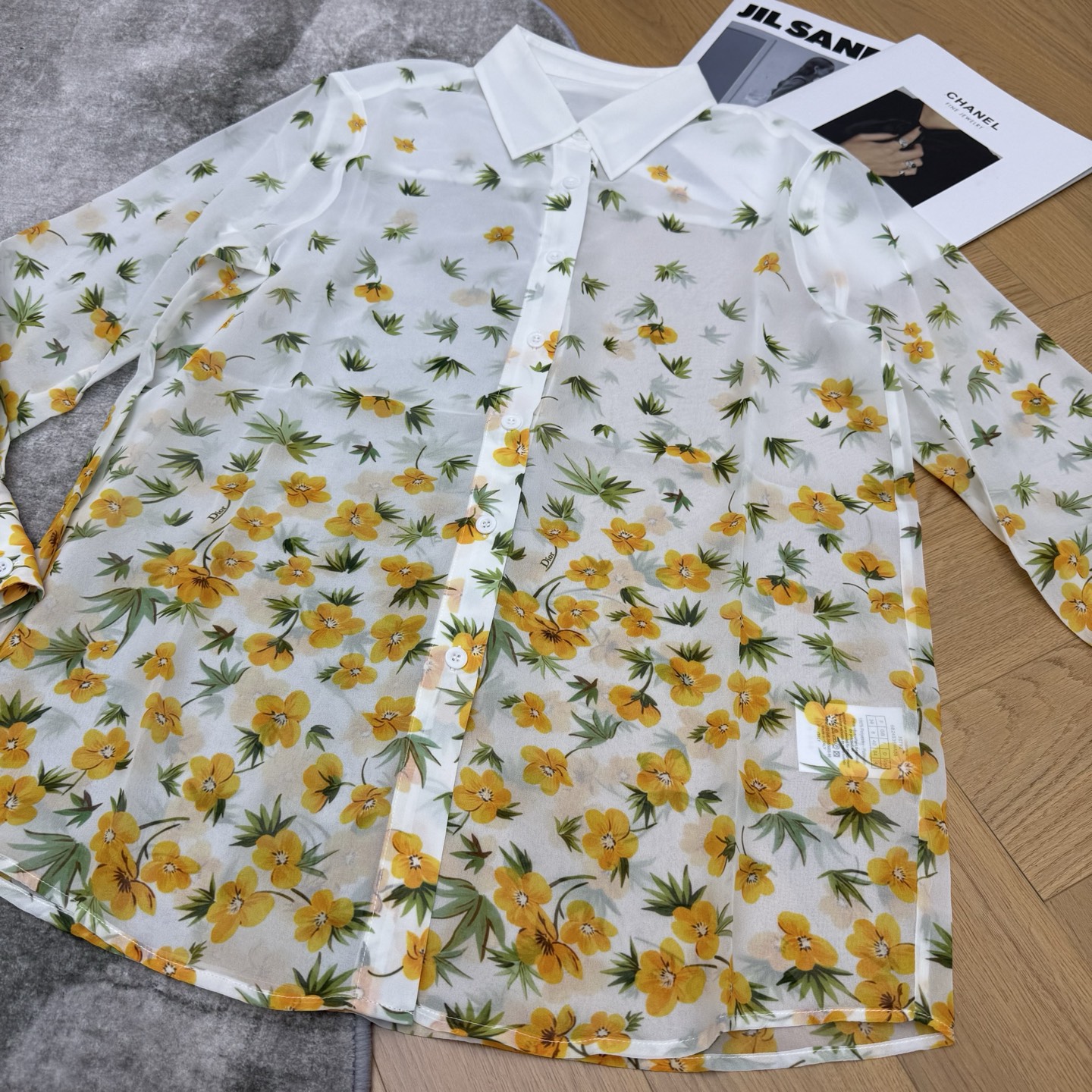 D家26早春花卉衬衫，经典翻领+单口袋设计，利落又藏满细节，满幅黄花绿叶印花低调显贵。