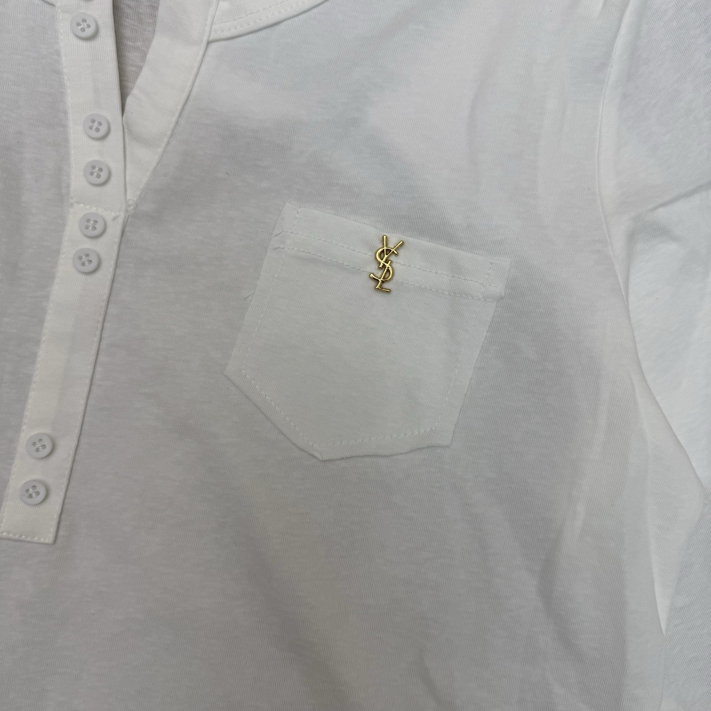 YSL家26早春亨利领长袖，经典亨利领+单口袋设计，利落又藏满细节，精致金标刺绣。SML