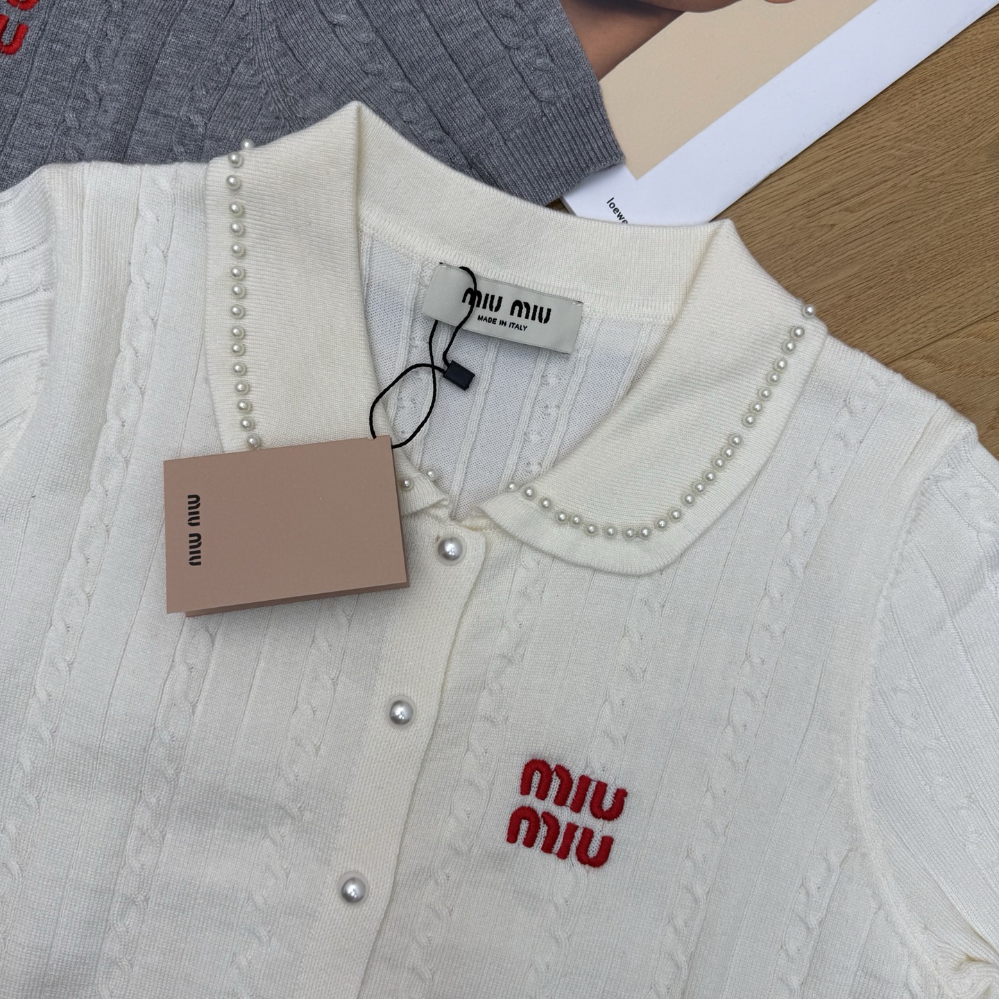 miu甜妹风针织短袖，珍珠翻领+红色刺绣logo，温柔又俏皮麻花纹理+珍珠扣，精致感拉满。两色 SML