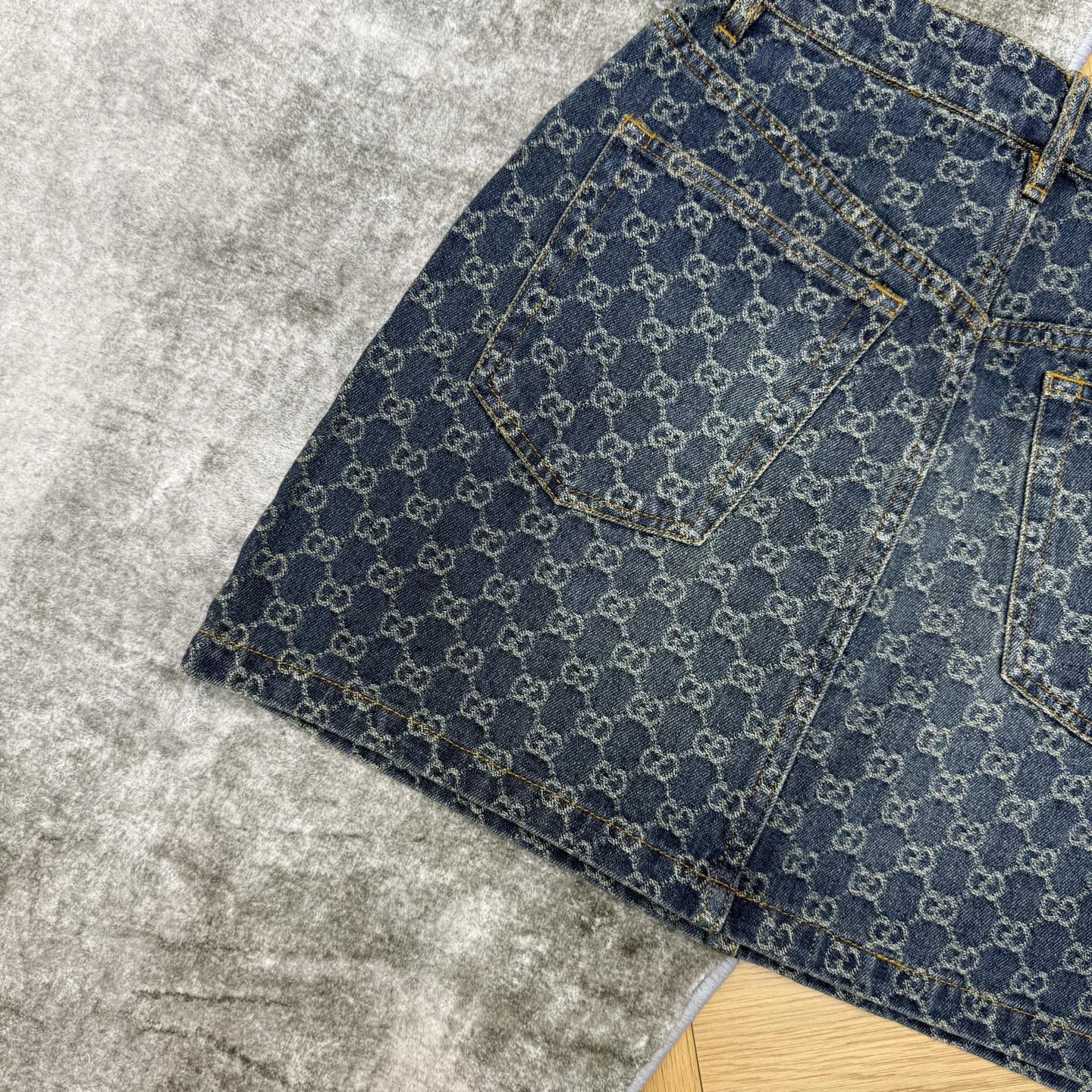 G家 26春夏新款 GG提花渐变牛仔短裙 满印双G老花做旧复古牛仔面料 复古又时髦！直筒剪裁+可拆卸腰带