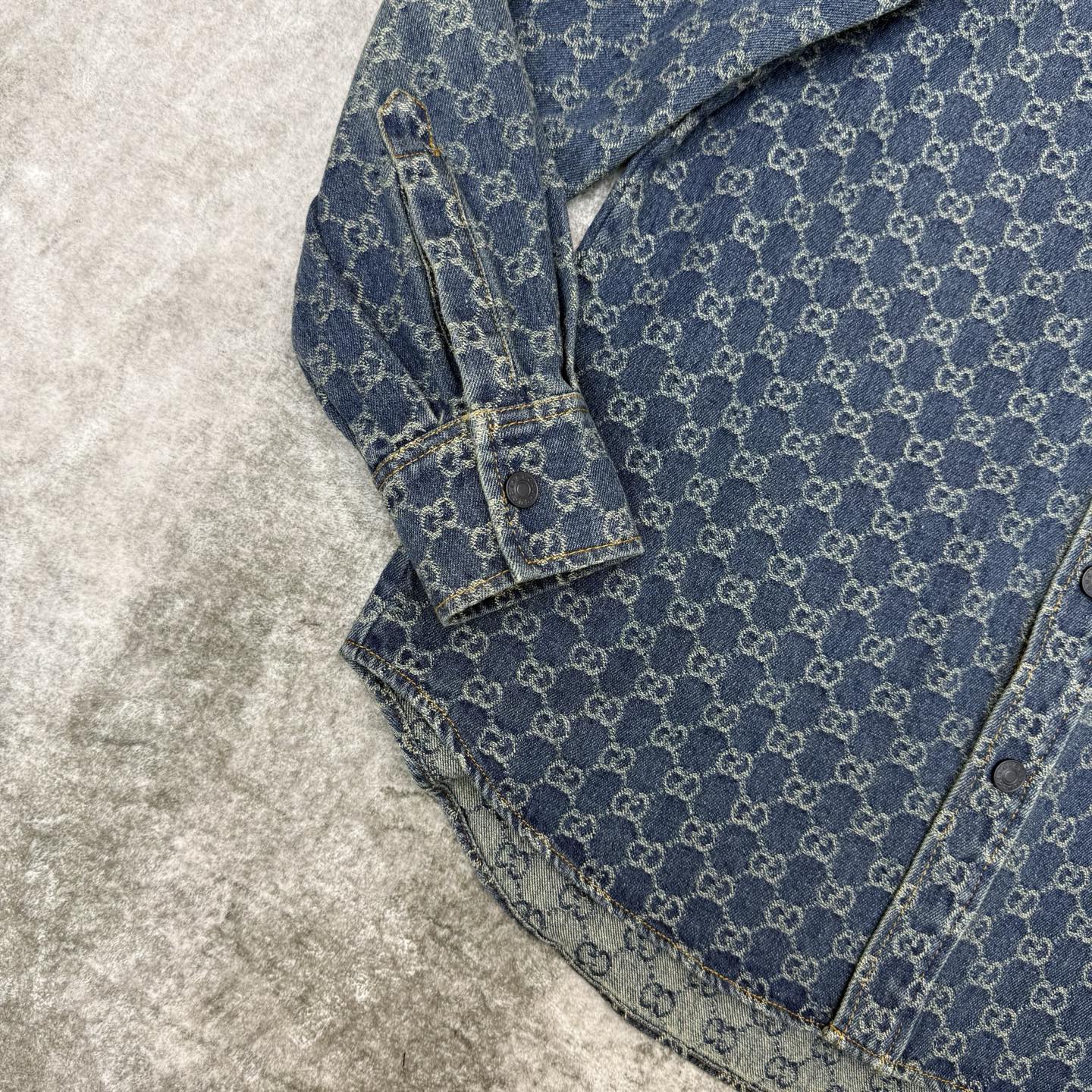 G家 26春夏新款 GG提花渐变牛仔衬衫 满印双G老花做旧复古牛仔面料 复古又时髦！直筒剪裁+可拆卸腰带