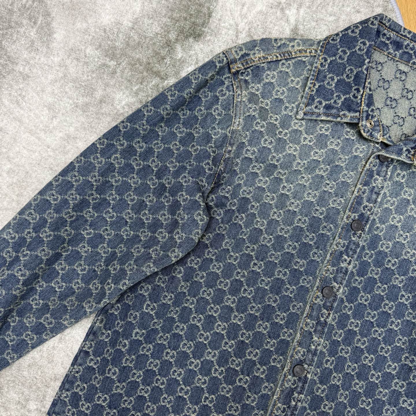 G家 26春夏新款 GG提花渐变牛仔衬衫 满印双G老花做旧复古牛仔面料 复古又时髦！直筒剪裁+可拆卸腰带