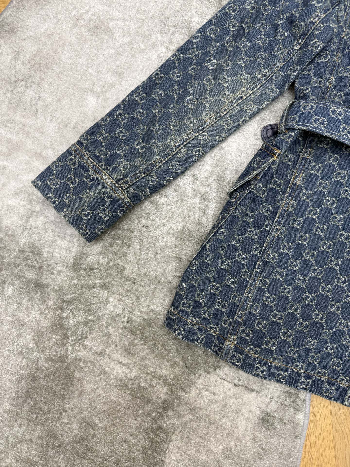 G家 26春夏新款 GG提花渐变牛仔翻领外套 满印双G老花做旧复古牛仔面料 复古又时髦！直筒剪裁+可拆卸