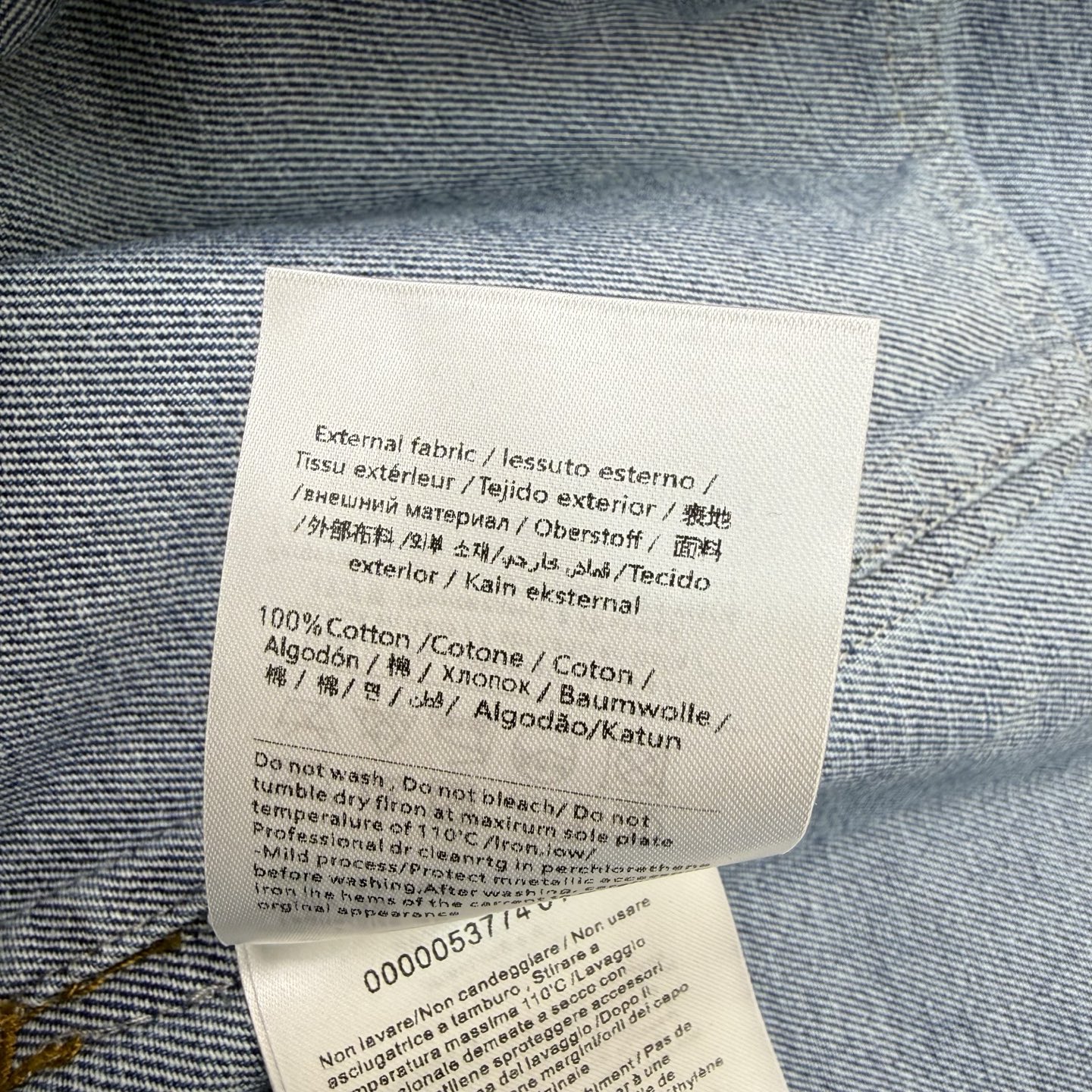 G家26早春V标牛仔外套，经典翻领+明线走线，利落剪裁藏满细节，下口袋金色V标刺绣低调显贵，水洗牛仔面料