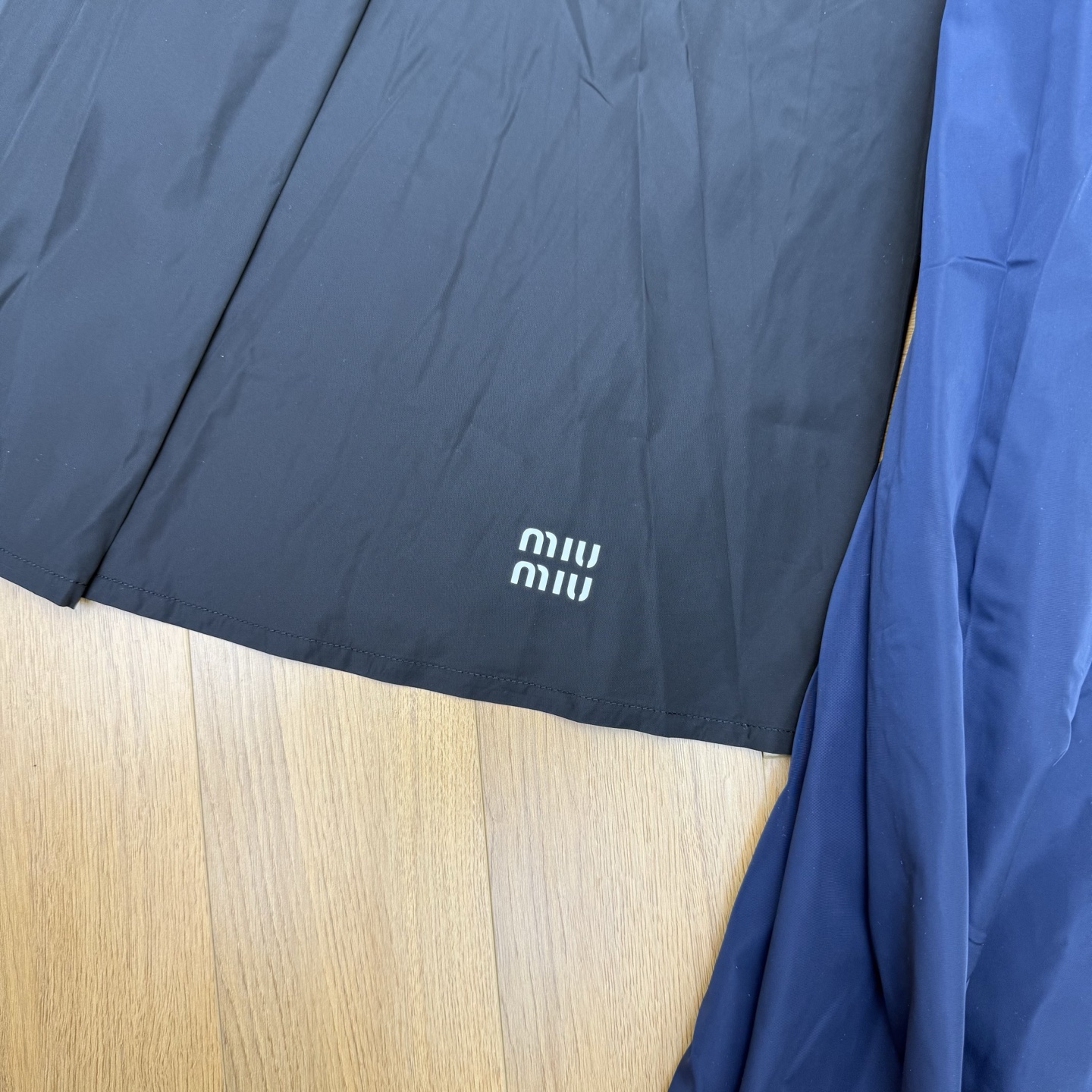 Miu家26早春抽绳半身裙，经典松紧抽绳腰+侧边织带设计，利落又藏满细节，侧边拉链口袋与小标点缀低调显贵