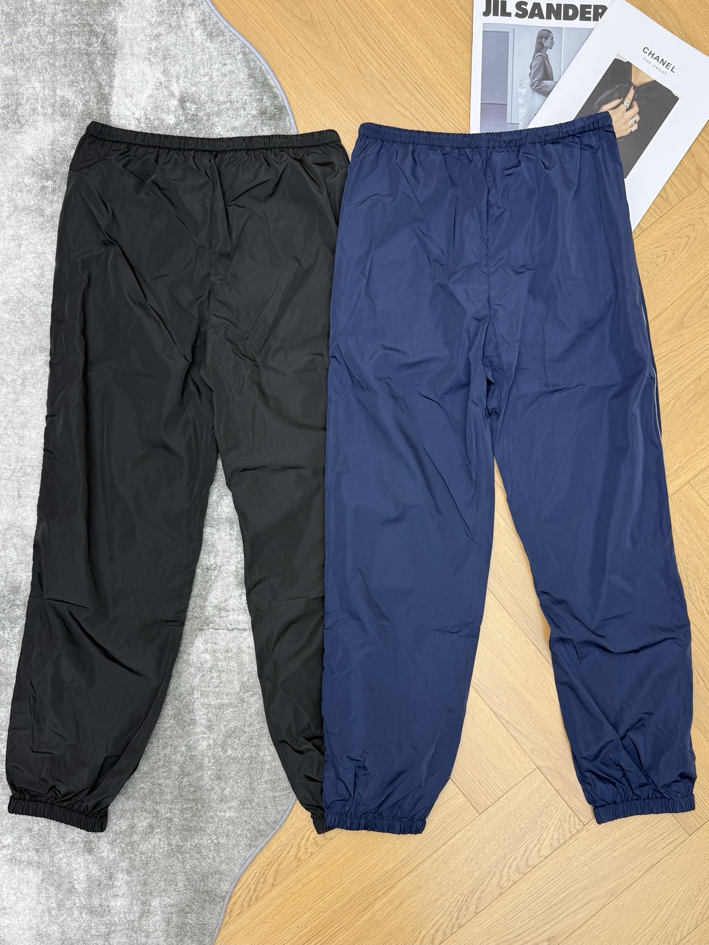 Miu家26早春抽绳休闲裤，经典松紧抽绳腰+侧边织带设计，利落又藏满细节，金属拉链口袋与小标刺绣低调显贵
