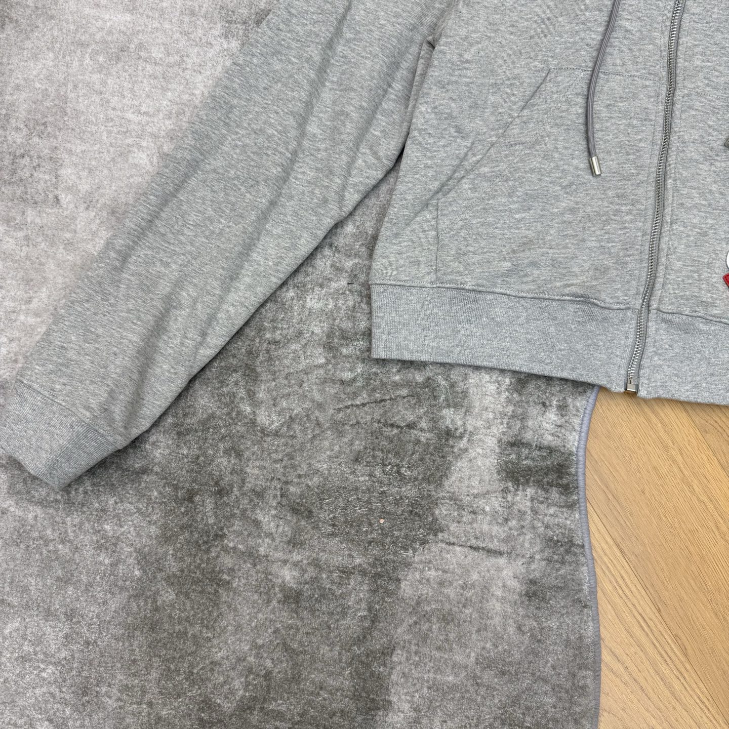 L家 26春夏新款 灰色短款连帽卫衣外套 棉质面料柔软舒适 日常穿搭超友好！拉链设计方便穿脱 连帽实用又