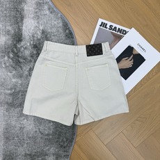 L家 26春夏新款 白色牛仔短裤 高腰设计 经典五口袋剪裁 左前侧有白色花朵+红色心形刺绣细节满 优质白 L家 26春夏新款 白色牛仔短裤 高腰设计 经典五口袋剪裁 左前侧有白色花朵+红色心形刺绣细节满 优质白