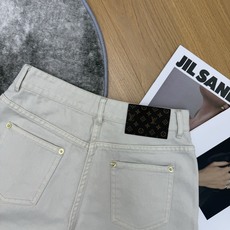 L家 26春夏新款 白色牛仔短裤 高腰设计 经典五口袋剪裁 左前侧有白色花朵+红色心形刺绣细节满 优质白 L家 26春夏新款 白色牛仔短裤 高腰设计 经典五口袋剪裁 左前侧有白色花朵+红色心形刺绣细节满 优质白