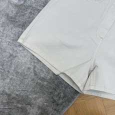 L家 26春夏新款 白色牛仔短裤 高腰设计 经典五口袋剪裁 左前侧有白色花朵+红色心形刺绣细节满 优质白 L家 26春夏新款 白色牛仔短裤 高腰设计 经典五口袋剪裁 左前侧有白色花朵+红色心形刺绣细节满 优质白
