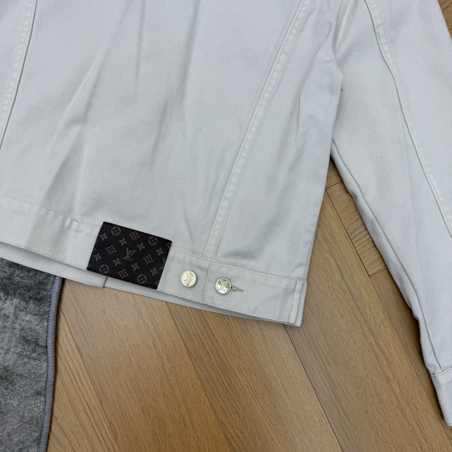 L家 26春夏新款 白色刺绣牛仔夹克 经典翻领+金属logo纽扣设计 左胸红白花朵刺绣超有辨识度 白牛仔