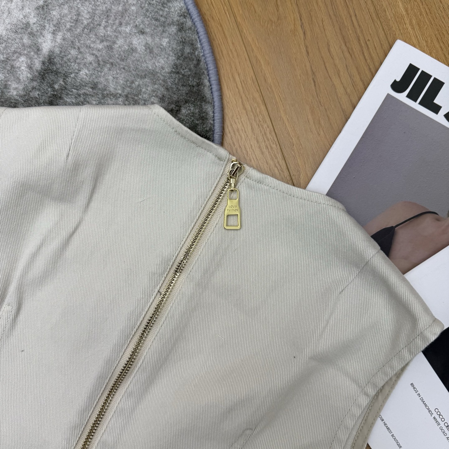 L家 26春夏新款 白色牛仔无袖连衣裙 白牛仔棉质面料 简约大方 胸前花朵刺绣超有细节感 红色心形点缀超
