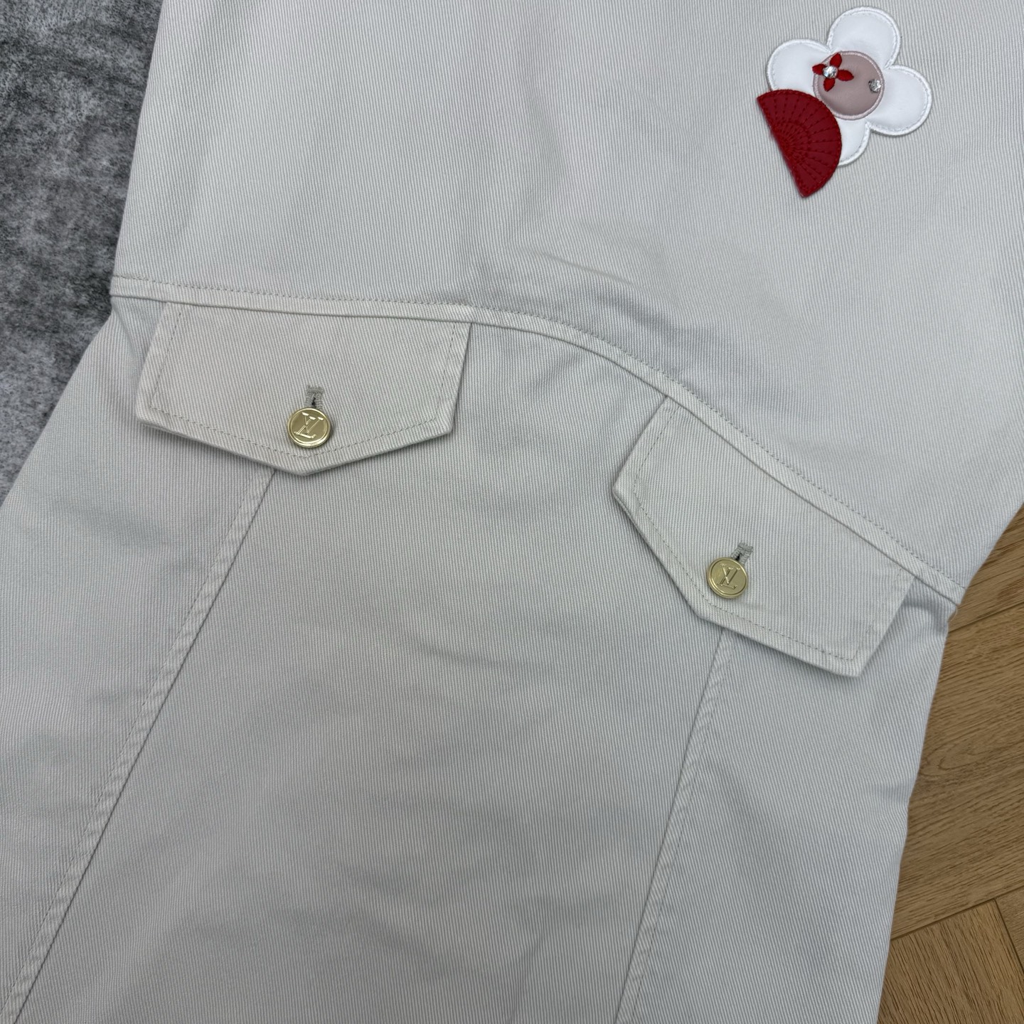 L家 26春夏新款 白色牛仔无袖连衣裙 白牛仔棉质面料 简约大方 胸前花朵刺绣超有细节感 红色心形点缀超
