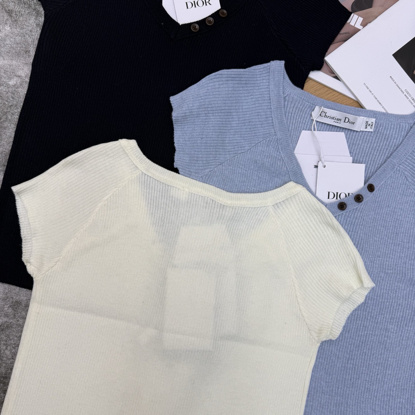 D家26早春小蜜蜂针织短袖，把法式优雅焊在身上，经典V领+插肩袖设计，利落又藏满细节，下摆小蜜蜂刺绣低调