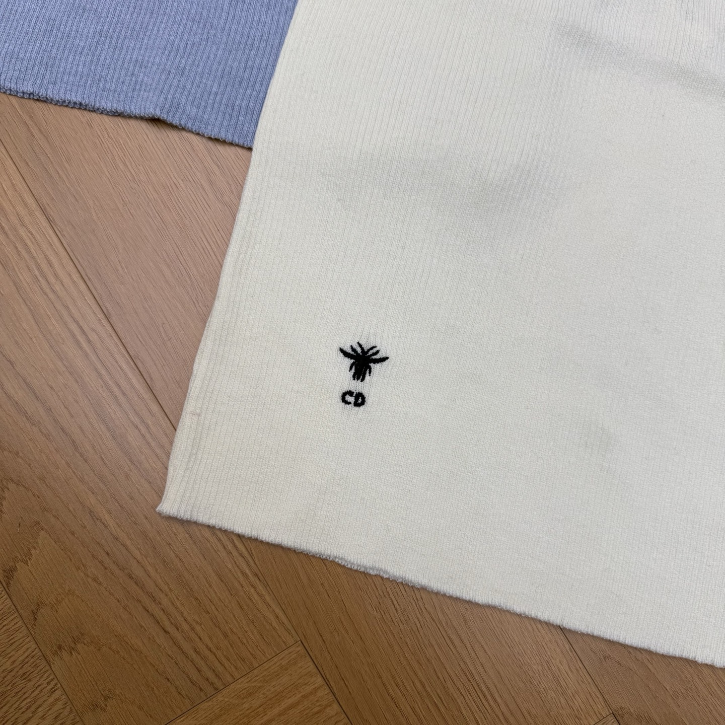 D家26早春小蜜蜂针织短袖，把法式优雅焊在身上，经典V领+插肩袖设计，利落又藏满细节，下摆小蜜蜂刺绣低调