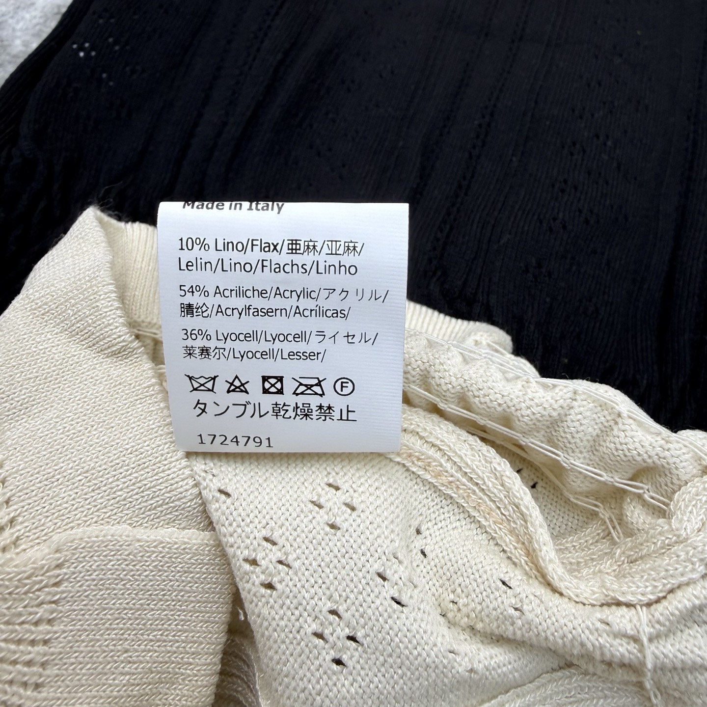 Lo*we26早春镂空针织开衫，经典V领+单排扣设计，利落又藏满细节，胸口刺绣标识低调显贵，透气镂空针织