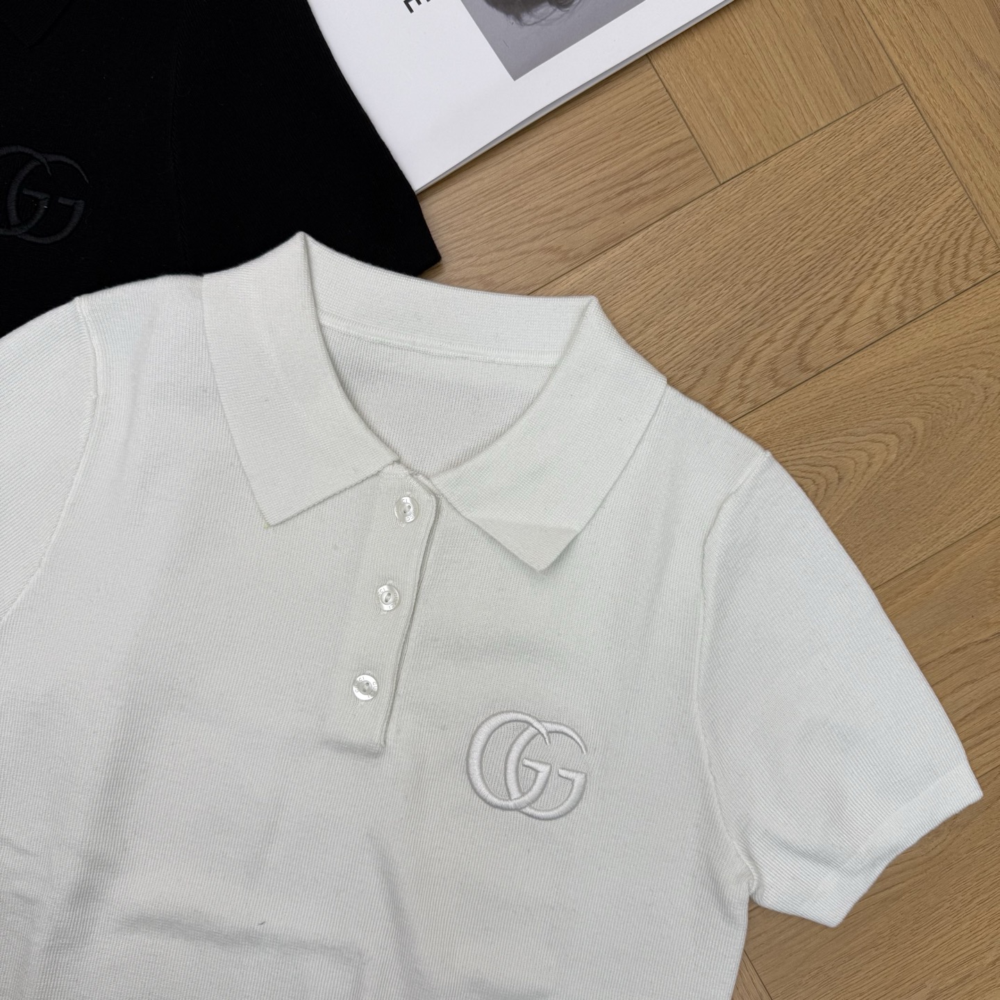 G家26早春针织Polo衫，经典翻领+门襟纽扣设计，利落又藏满细节，胸口双G刺绣低调显贵，细腻针织面料自