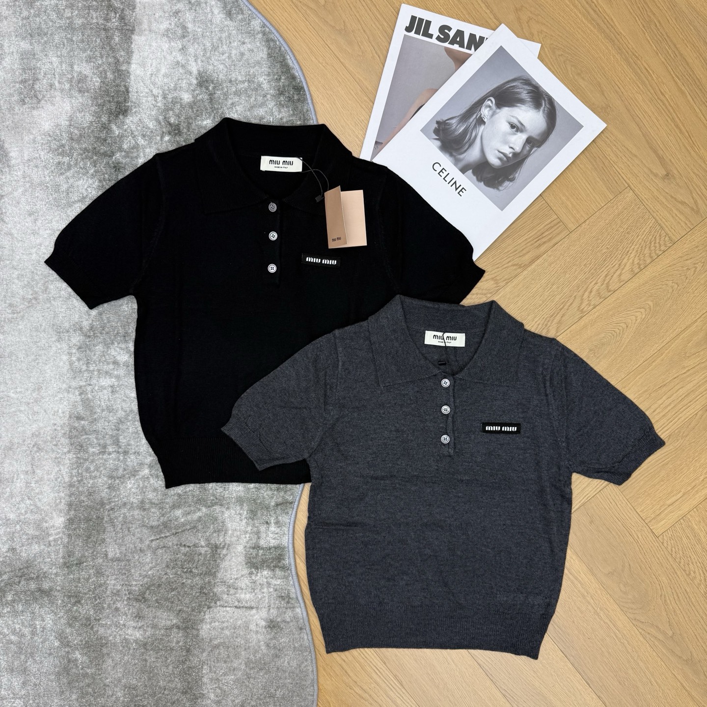 Miu Miu26早春针织Polo衫，经典翻领+泡泡袖设计，利落又藏满少女感细节，胸口字母标识低调显贵，