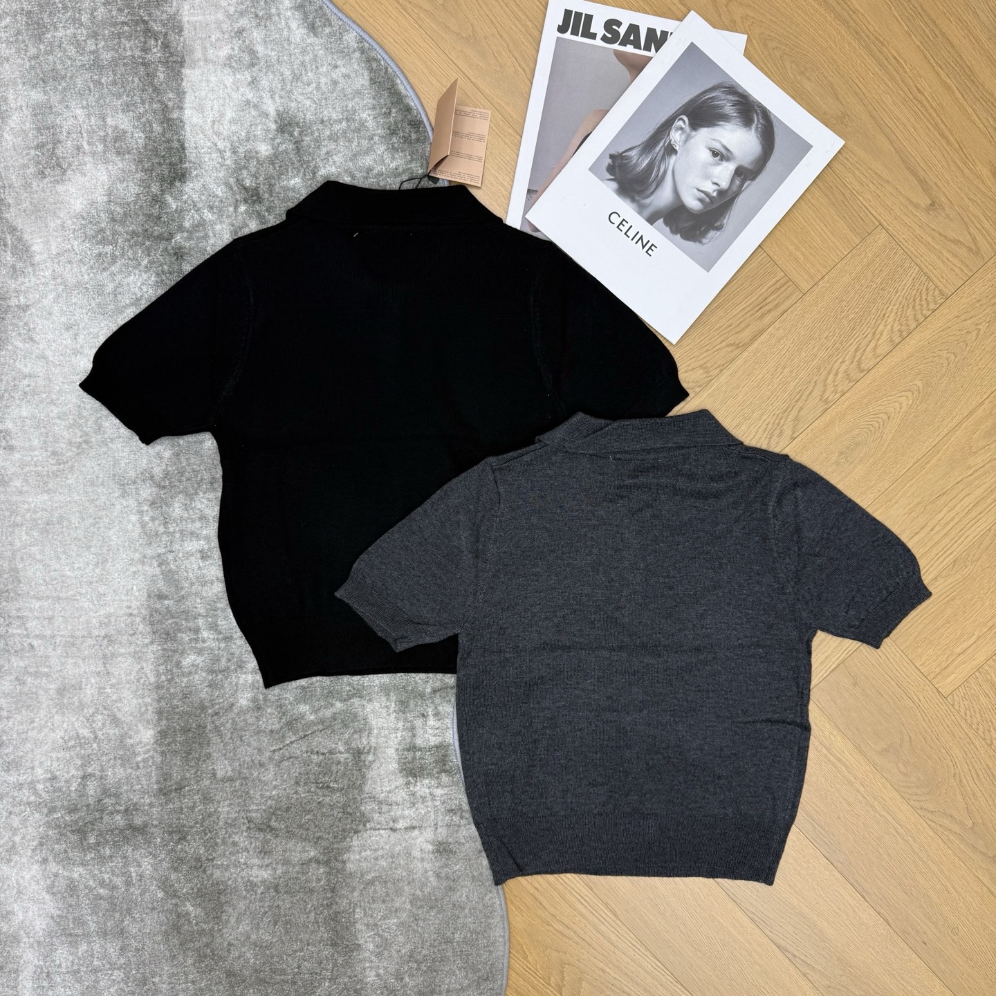 Miu Miu26早春针织Polo衫，经典翻领+泡泡袖设计，利落又藏满少女感细节，胸口字母标识低调显贵，