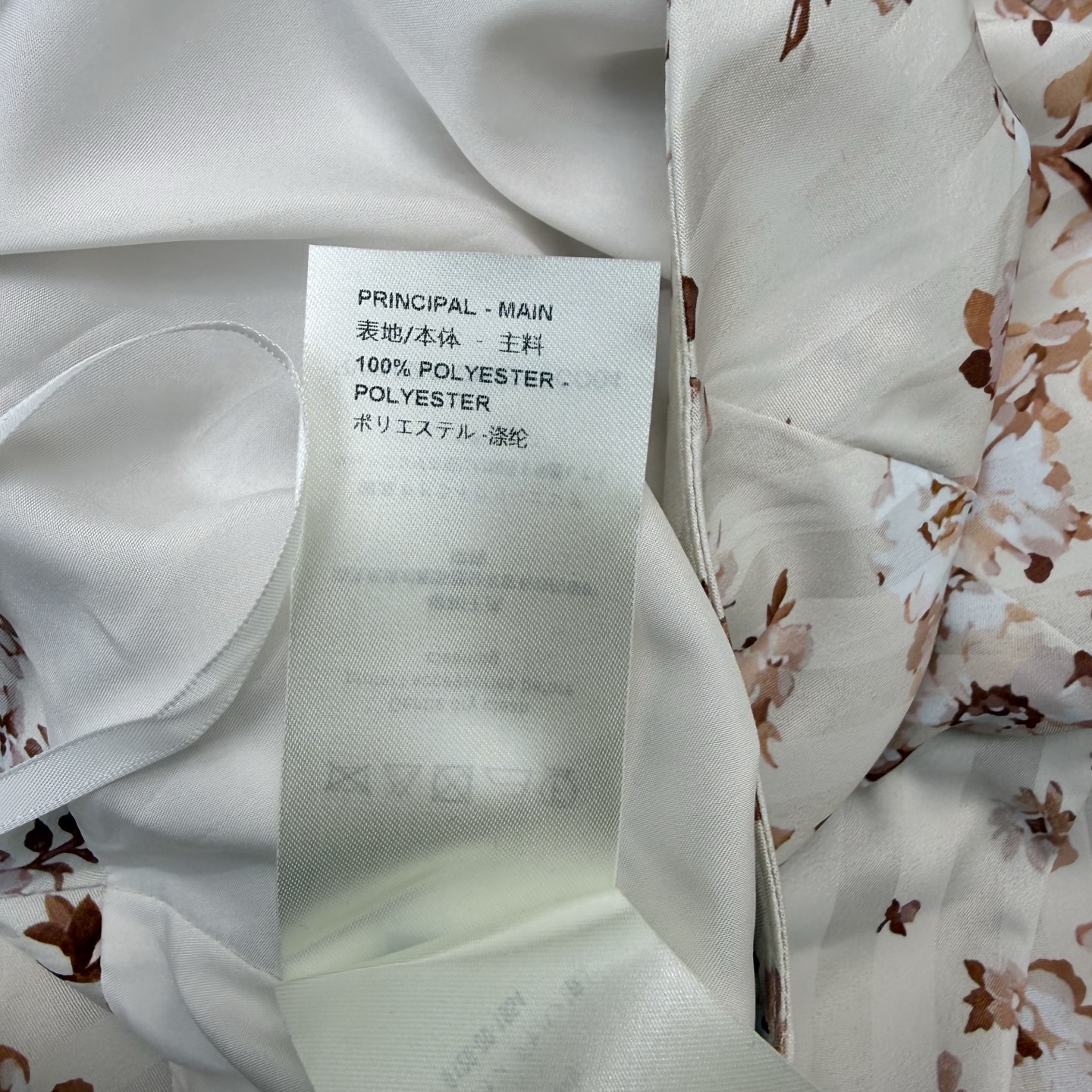 L家26早春碎花套装，经典圆领泡泡袖+下摆系带设计，利落又藏满细节，满印花卉暗纹低调显贵，顺滑缎面面料自