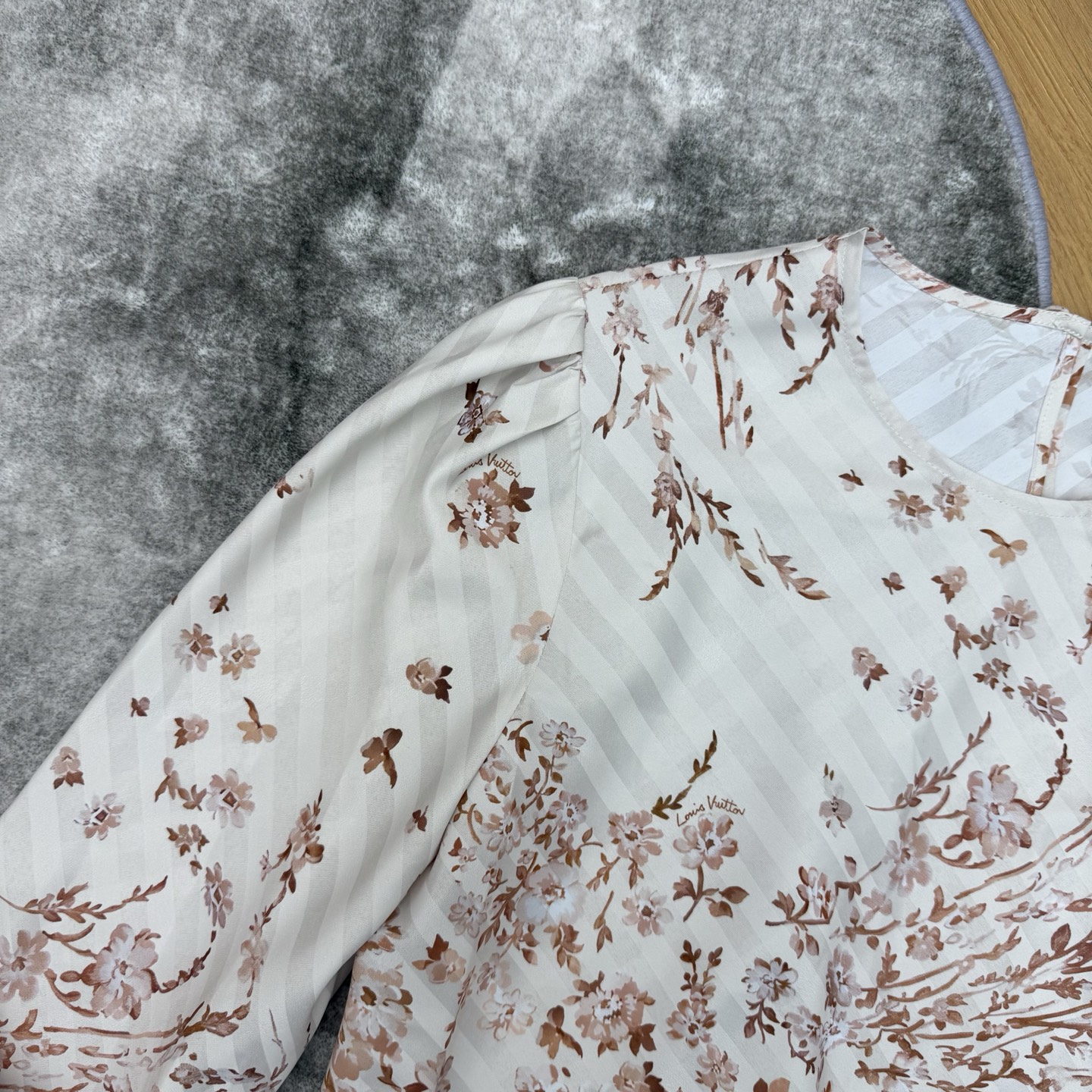 L家26早春碎花套装，经典圆领泡泡袖+下摆系带设计，利落又藏满细节，满印花卉暗纹低调显贵，顺滑缎面面料自