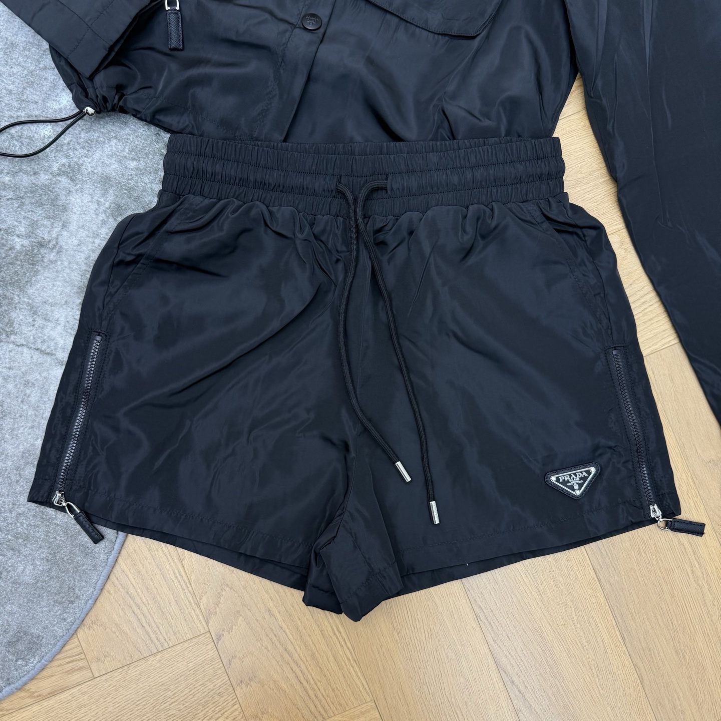 P家26早春机能套装，经典连帽+多口袋设计，利落又藏满细节，三角标logo低调显贵，顺滑尼龙面料自带清爽