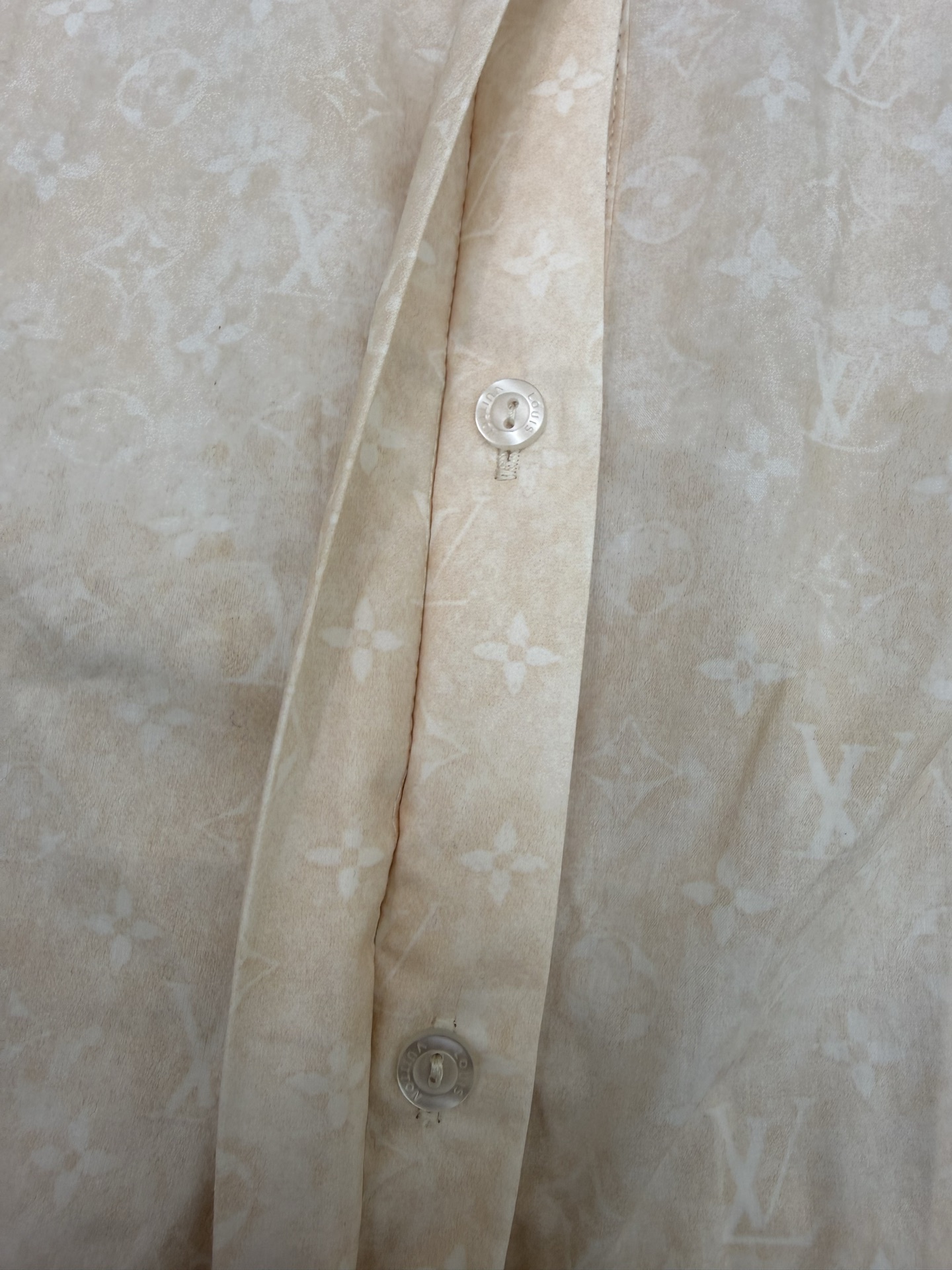 L家 26春夏新款 老花衬衫连衣裙 法式优雅感满满 翻领+长袖设计 搭配多层裙摆 层次感十足 腰间可调节 L家 26春夏新款 老花衬衫连衣裙 法式优雅感满满 翻领+长袖设计 搭配多层裙摆 层次感十足 腰间可调节
