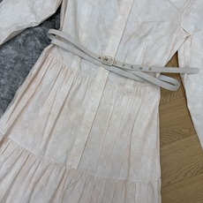 L家 26春夏新款 老花衬衫连衣裙 法式优雅感满满 翻领+长袖设计 搭配多层裙摆 层次感十足 腰间可调节 L家 26春夏新款 老花衬衫连衣裙 法式优雅感满满 翻领+长袖设计 搭配多层裙摆 层次感十足 腰间可调节