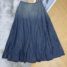 D家 26春夏新款 复古高腰牛仔半身裙 深蓝水洗牛仔面料 A字伞裙版型 腰部系带设计 修饰腰线 拉长腿部 D家 26春夏新款 复古高腰牛仔半身裙 深蓝水洗牛仔面料 A字伞裙版型 腰部系带设计 修饰腰线 拉长腿部