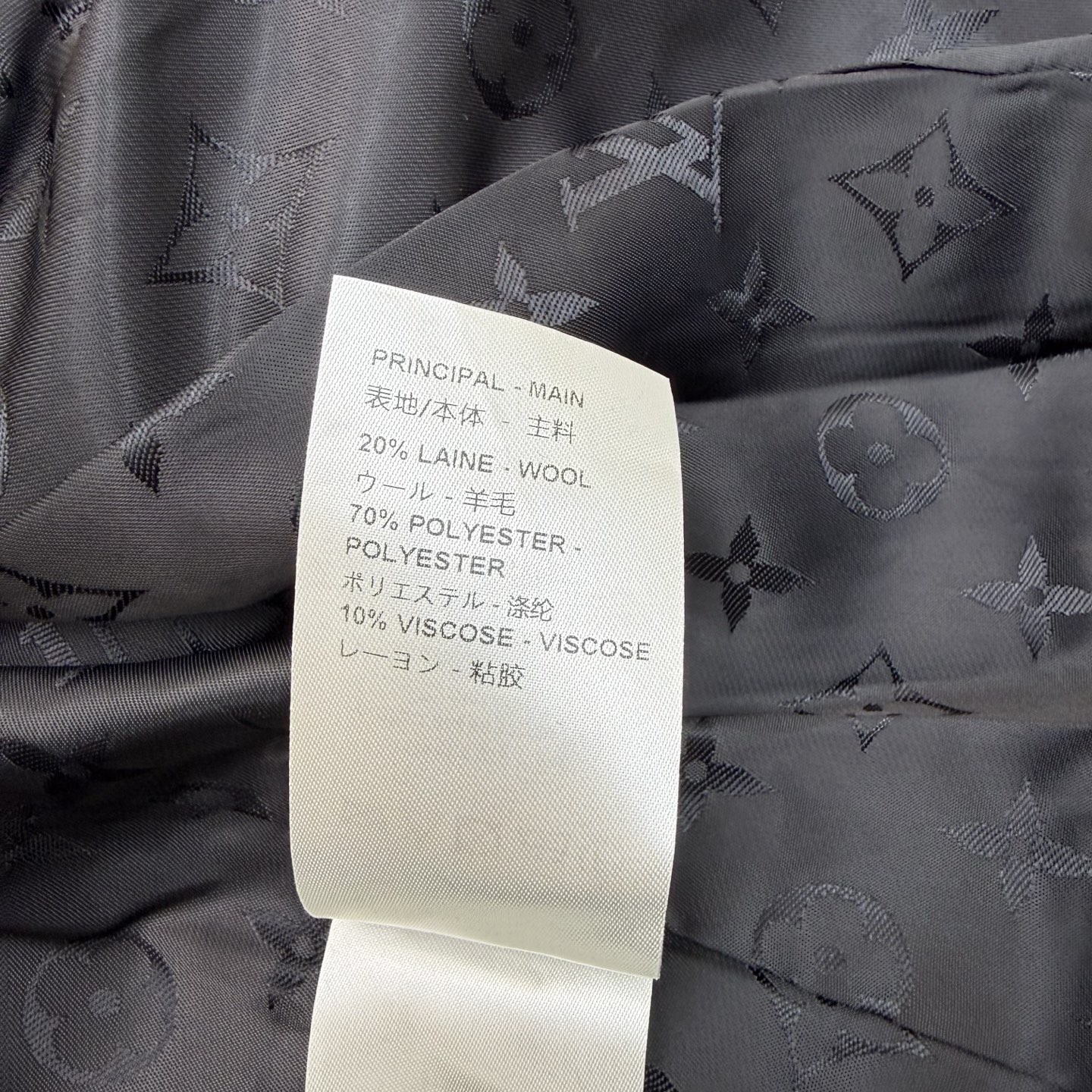 L家 26春夏新款 深蓝色修身西装外套 挺括面料 版型立体 金属纽扣+翻领设计 细节精致 质感满分通勤或