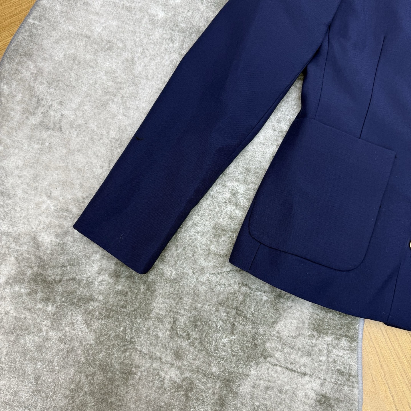 L家 26春夏新款 深蓝色修身西装外套 挺括面料 版型立体 金属纽扣+翻领设计 细节精致 质感满分通勤或