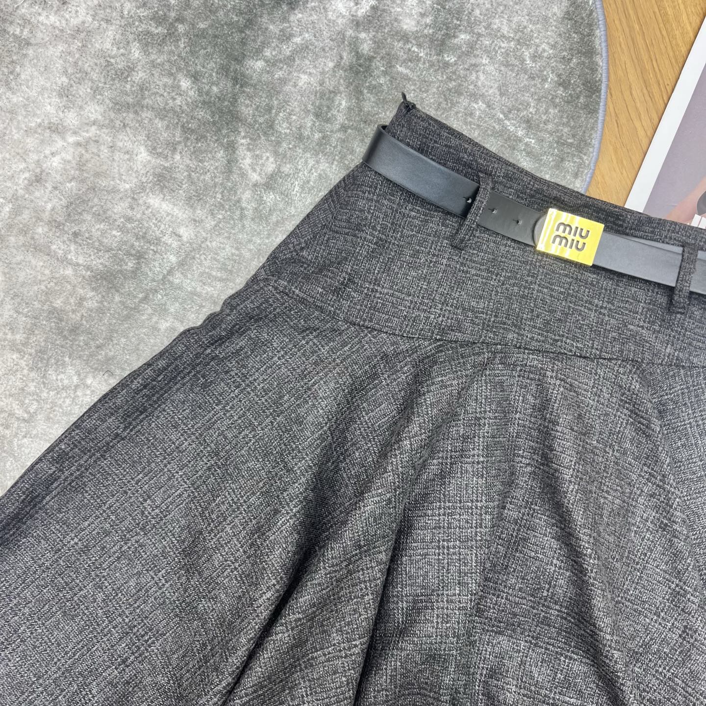 Miu家26春夏不规则半裙，肌理感面料自带高级质感，挺括又垂顺，不规则毛边下摆+高腰设计，藏肉显瘦还显腿