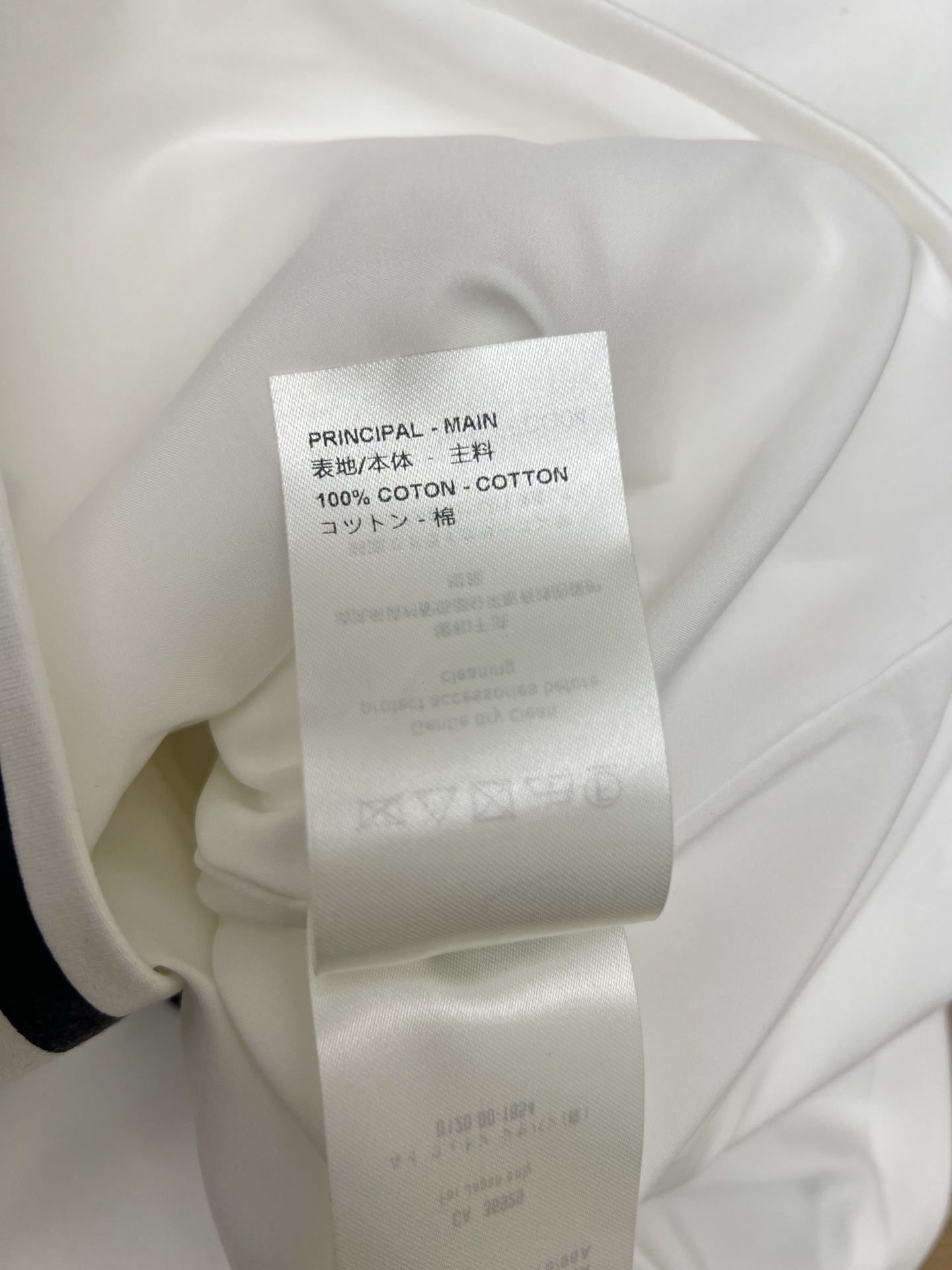 L家 26春夏新款 白色无袖连衣裙 简约设计+黑色线条装饰 几何感满满！正面对称口袋超实用 A字裙摆修饰
